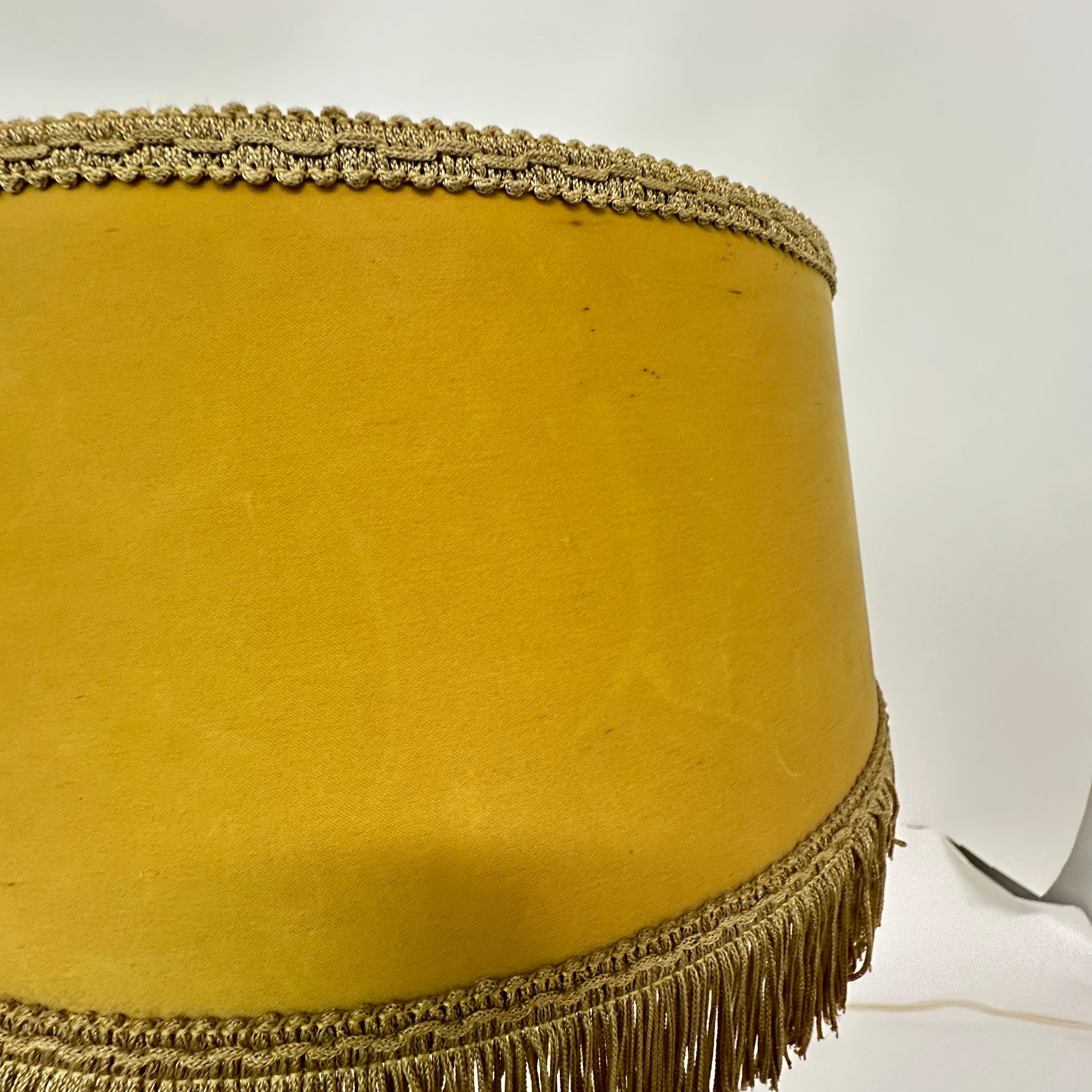 Lámpara de mesa en espiral de latón de mediados de siglo , años 50 en venta 9
