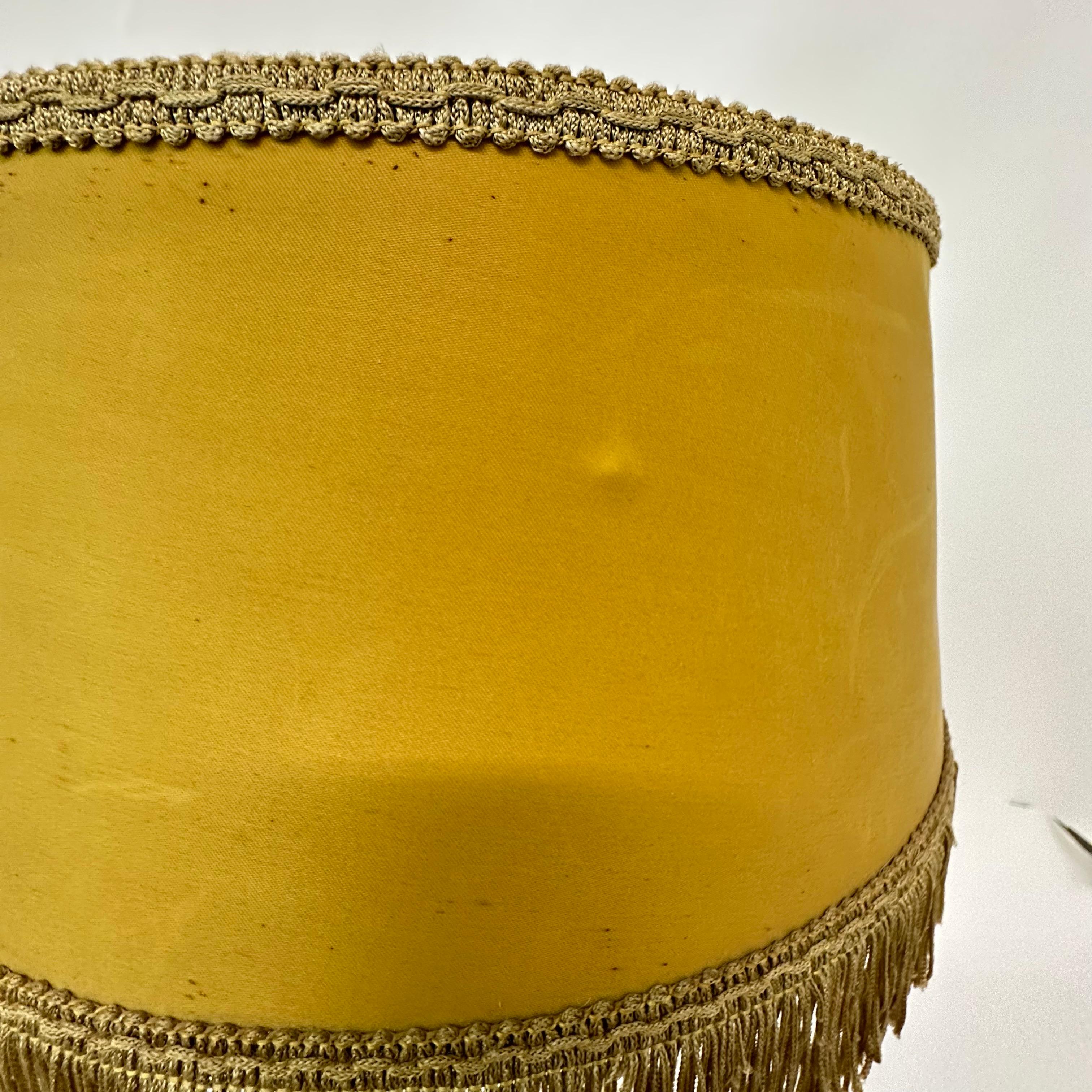 Lámpara de mesa en espiral de latón de mediados de siglo , años 50 en venta 10