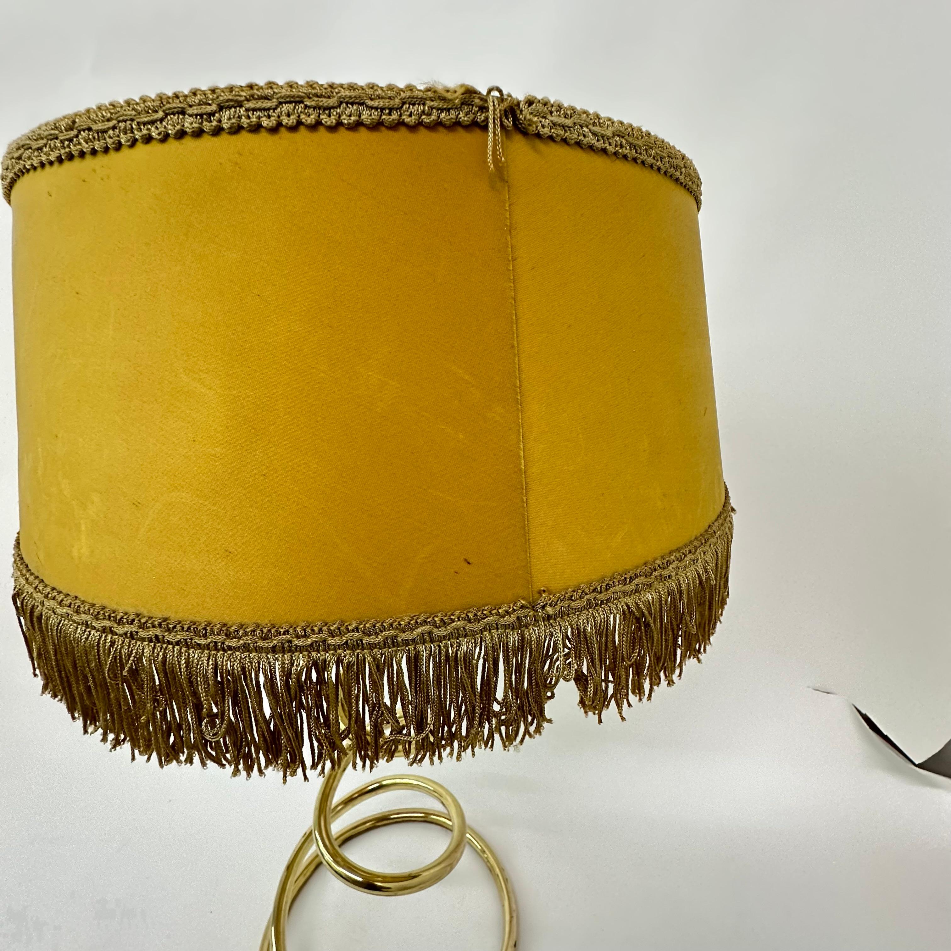 Lámpara de mesa en espiral de latón de mediados de siglo , años 50 en venta 11