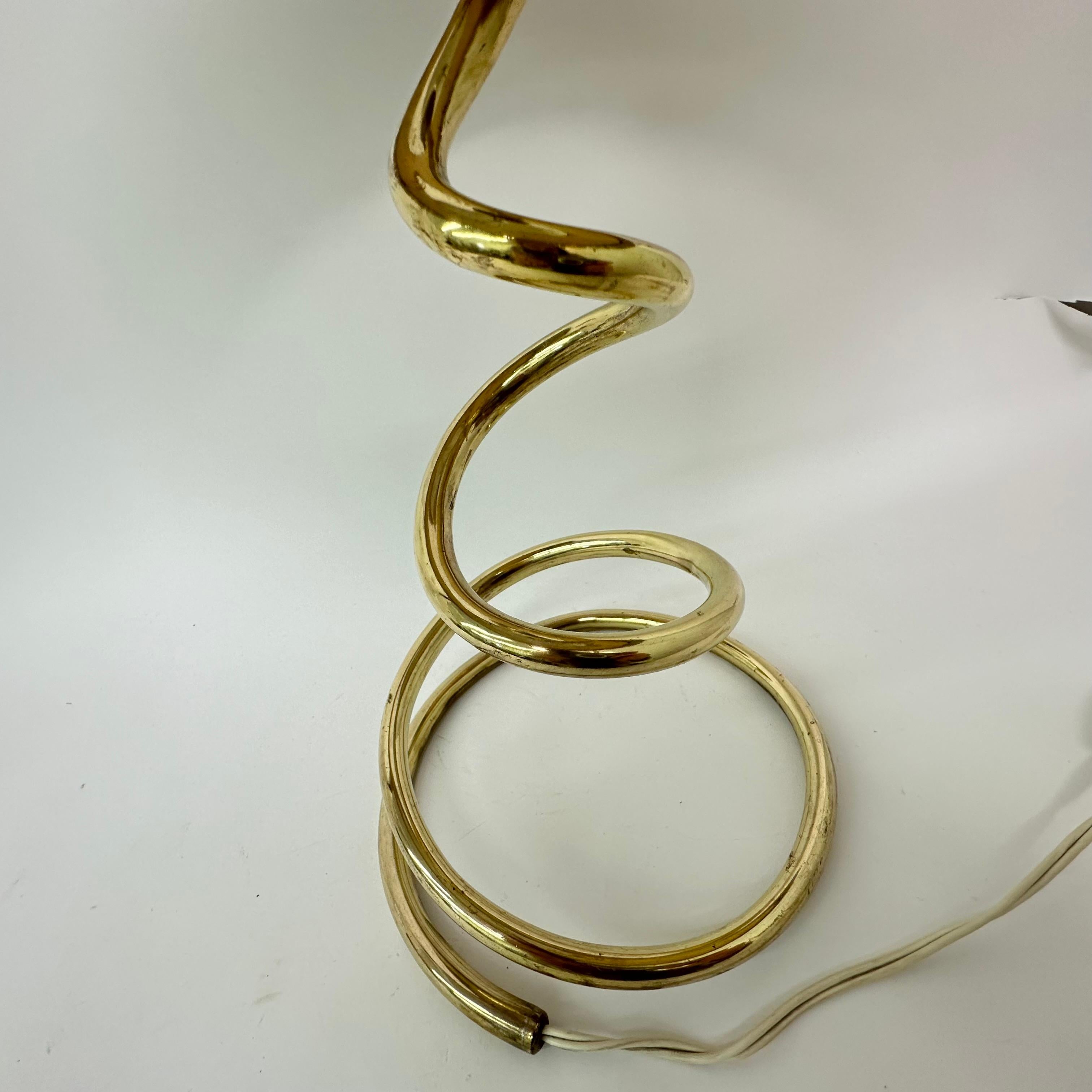 Lámpara de mesa en espiral de latón de mediados de siglo , años 50 en venta 13