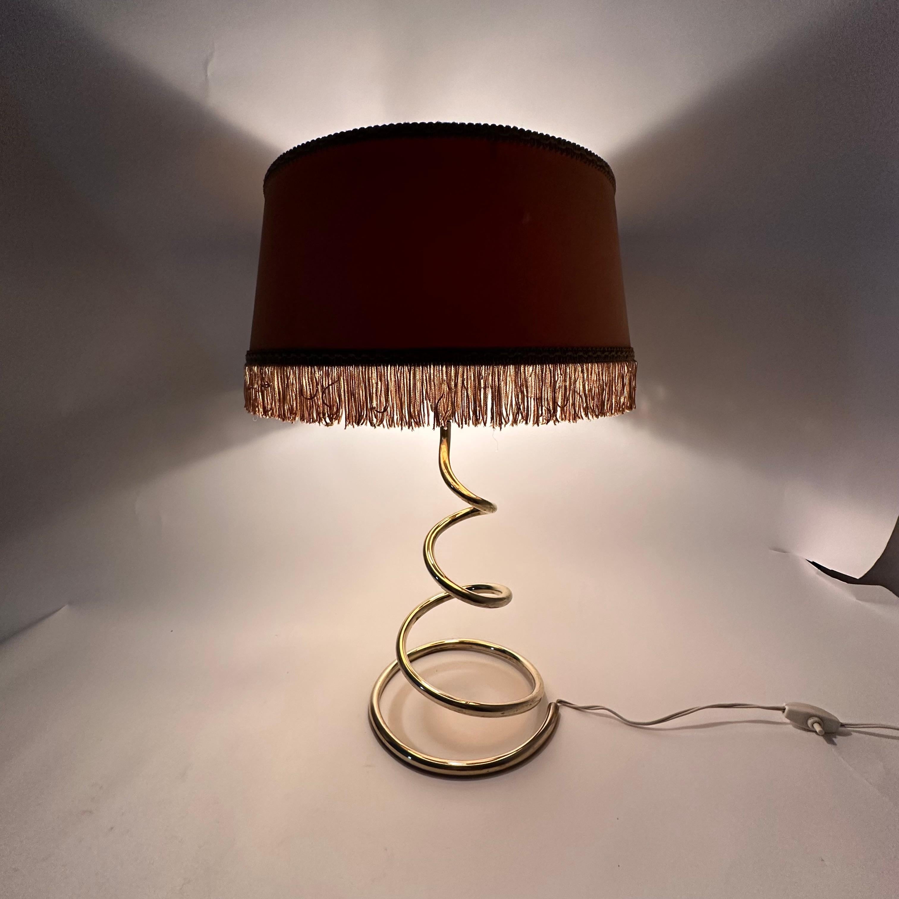 Lámpara de mesa en espiral de latón de mediados de siglo , años 50 Francés en venta