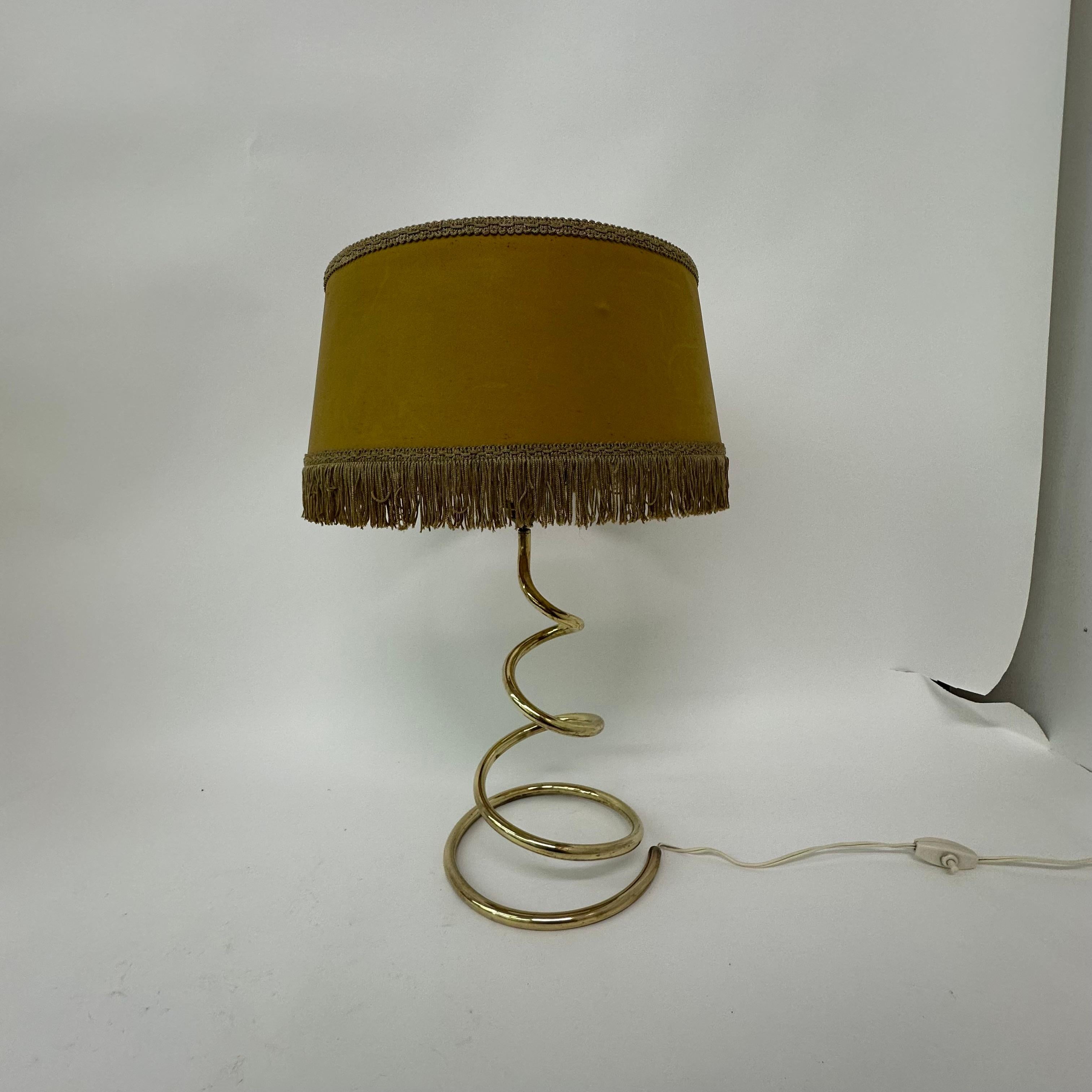 Lámpara de mesa en espiral de latón de mediados de siglo , años 50 mediados del siglo XX en venta