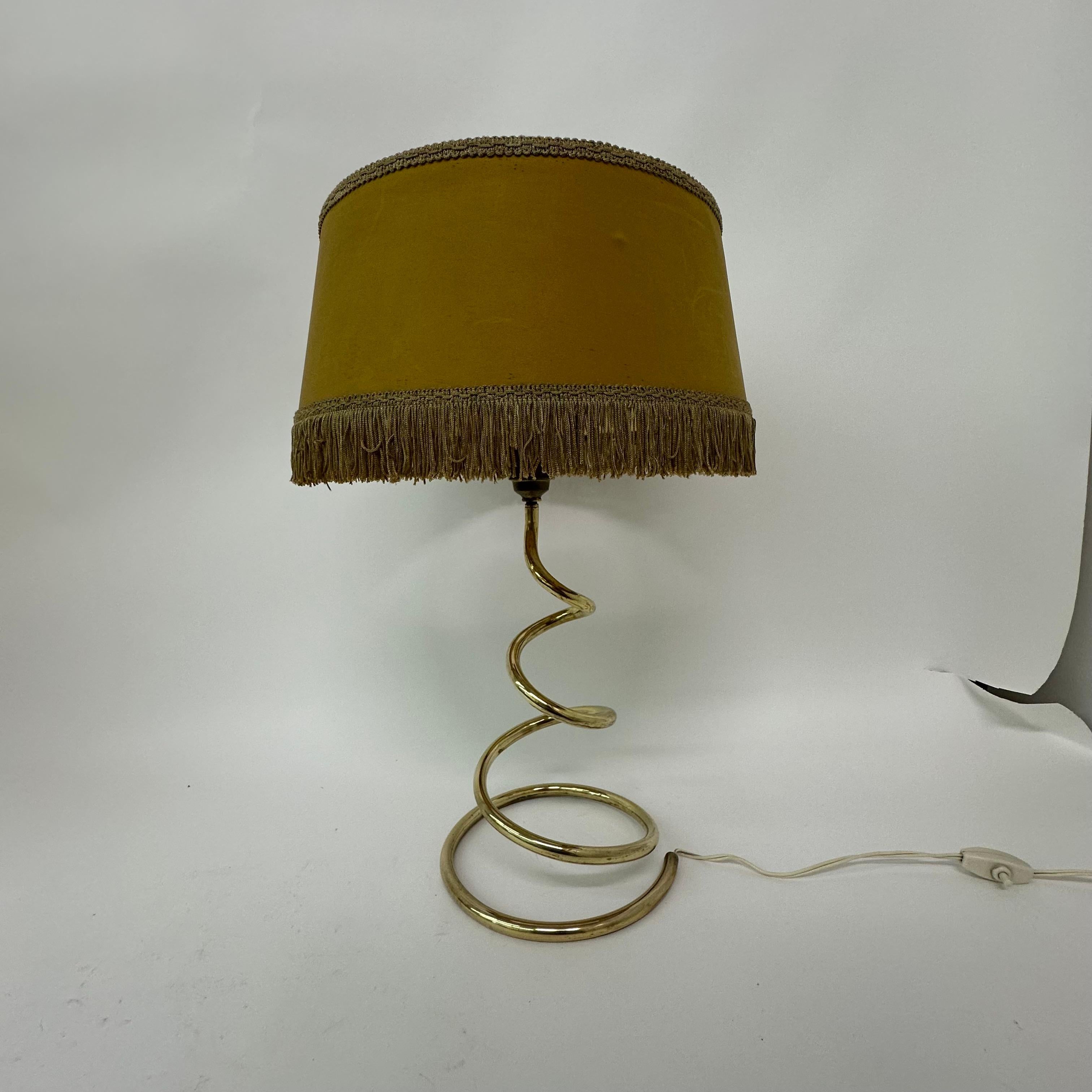 Lámpara de mesa en espiral de latón de mediados de siglo , años 50 Latón en venta