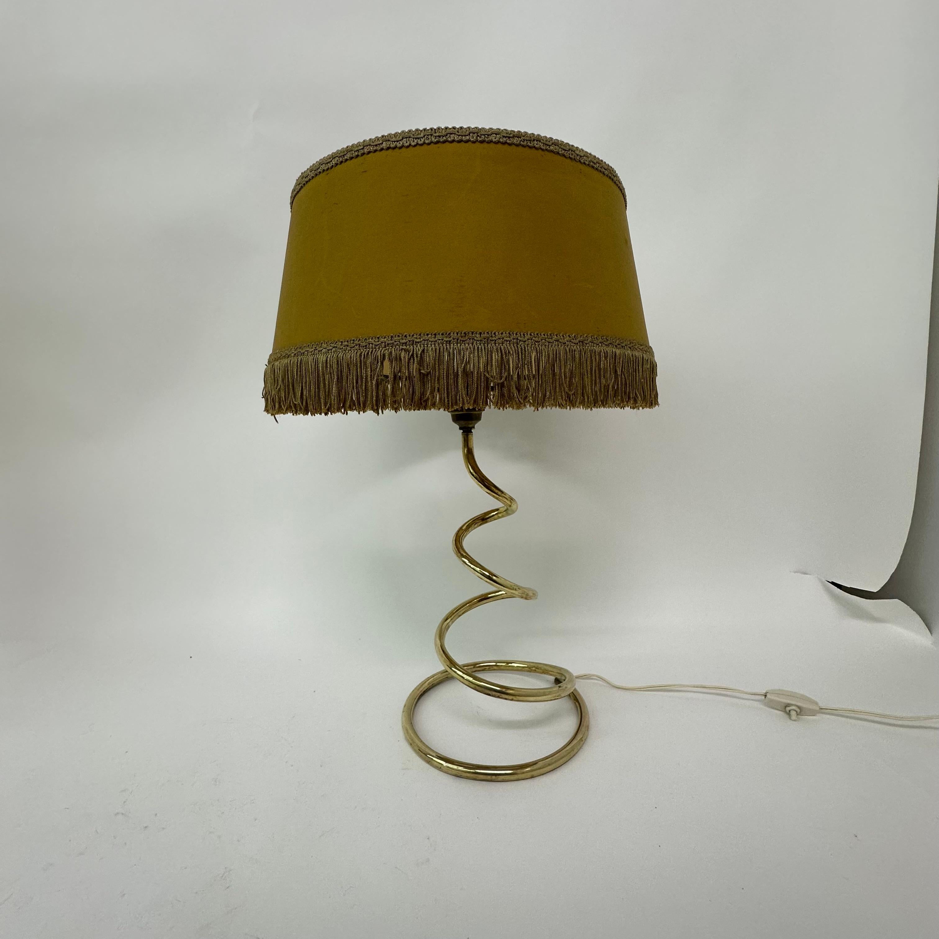 Lámpara de mesa en espiral de latón de mediados de siglo , años 50 en venta 1