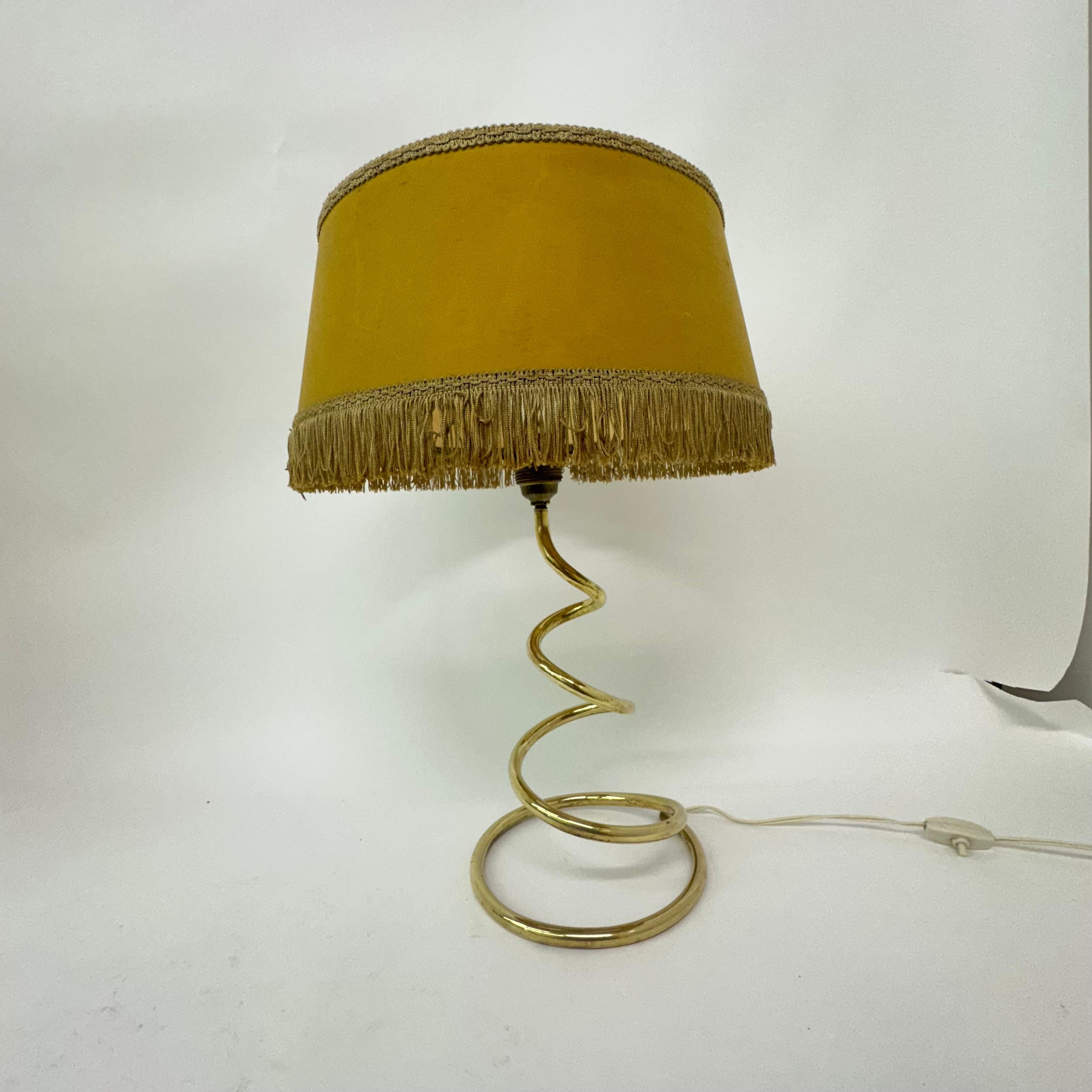 Lámpara de mesa en espiral de latón de mediados de siglo , años 50 en venta 2