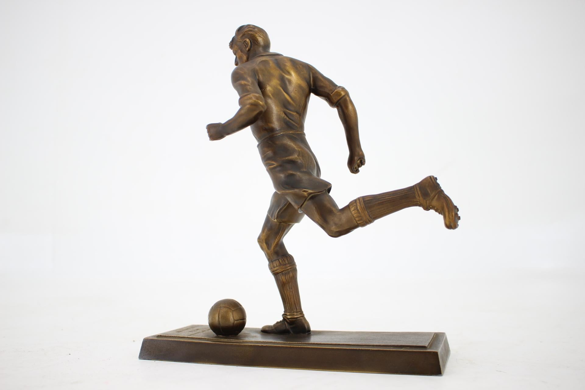 Tchèque Sculpture de sport en laiton du milieu du siècle / Joueur de football, années 1960 en vente