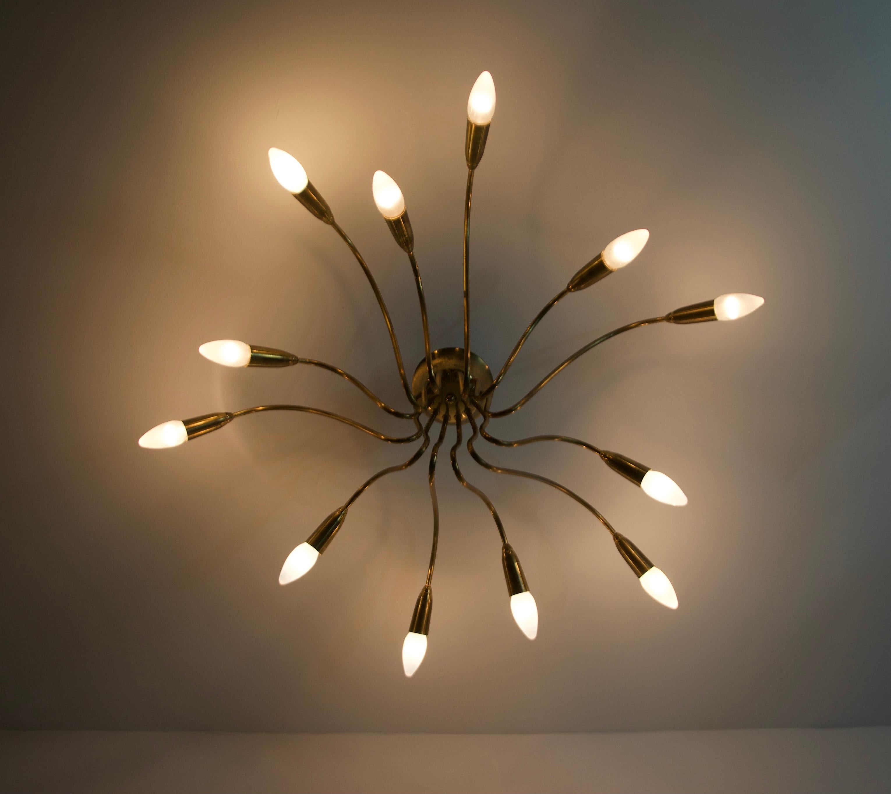 Lampadario Sputnik in ottone di metà secolo, anni '50, Germania In condizioni buone in vendita a Hagenbach, DE