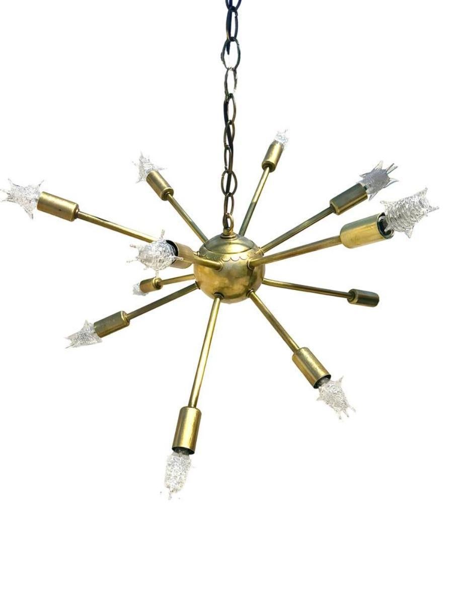 Lustre Sputnik original du milieu du siècle, à 11 lumières, inspiré par le satellite emblématique Sputnik lancé en 1957. Il se compose d'une sphère centrale et de 11 bras rayonnant vers l'extérieur, chacun se terminant par une ampoule personnalisée