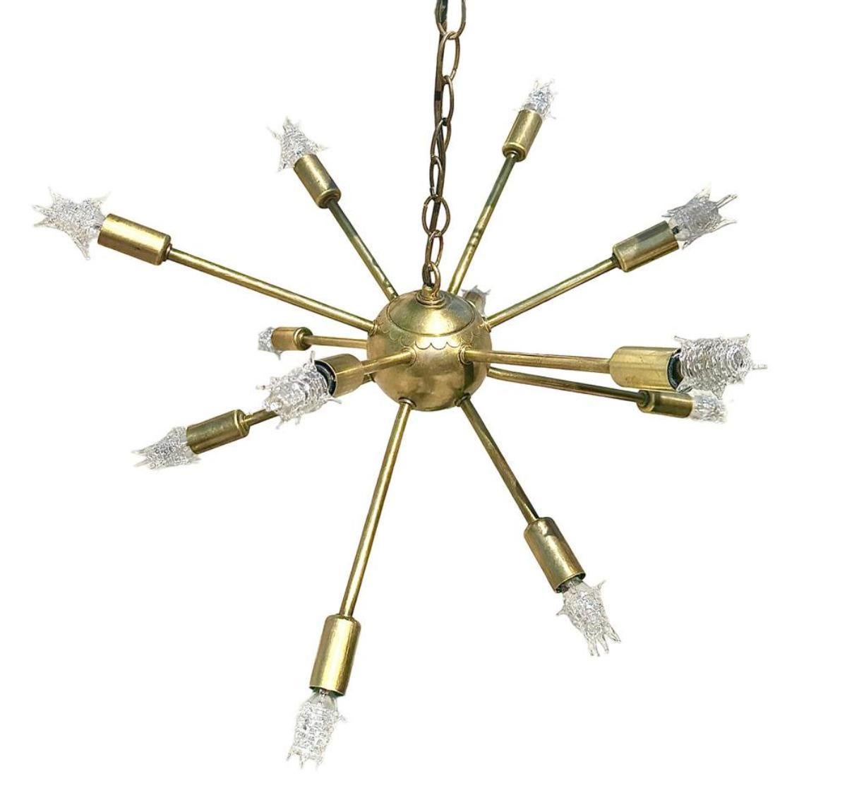Milieu du XXe siècle Lustre Sputnik en laiton du milieu du siècle avec ampoules en étoile en vente