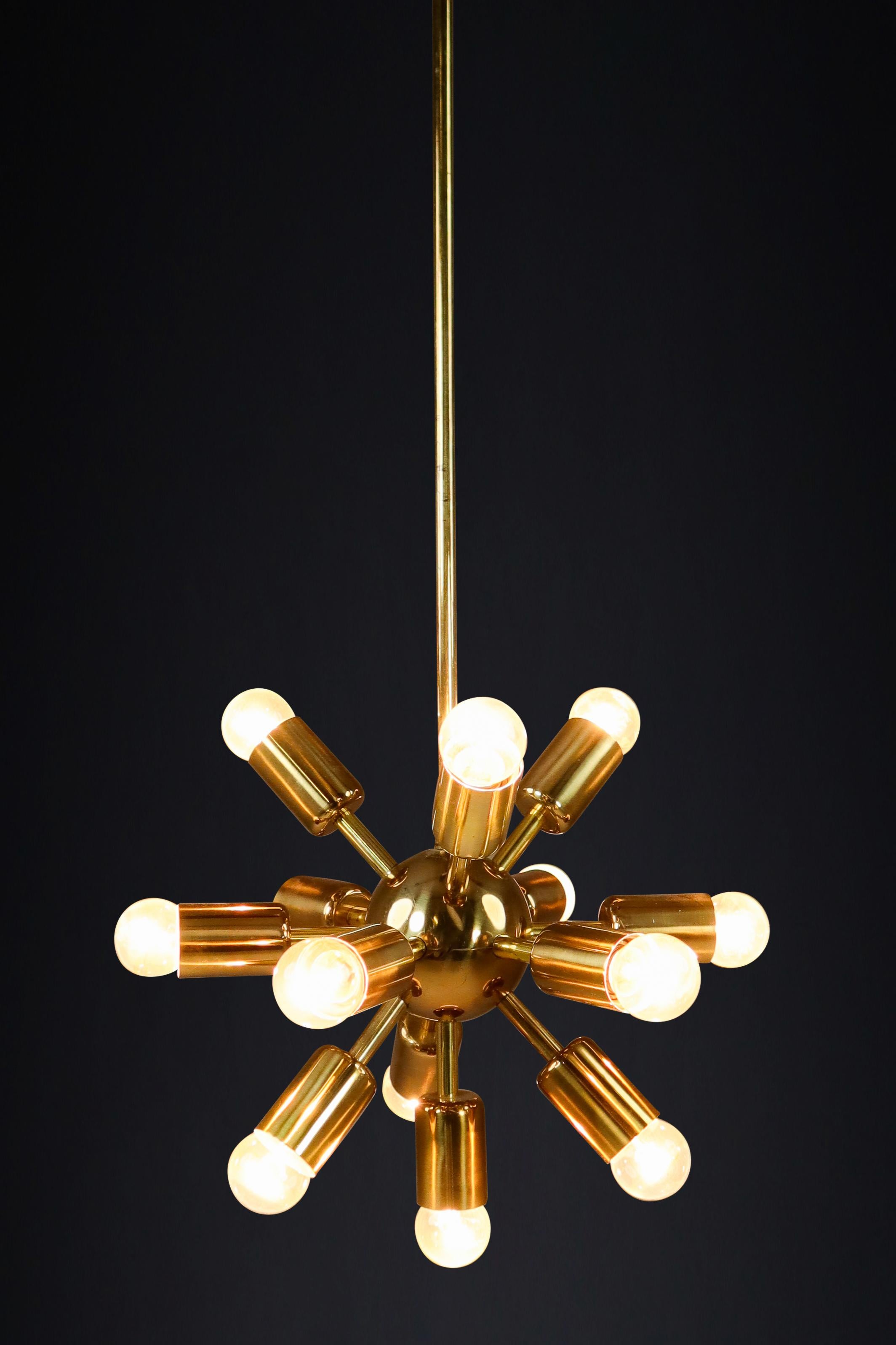 Midcentury Brass Sputnik Chandeliers with Twelve Lights by Drupol, Praque 1960s In Good Condition For Sale In Almelo, NL