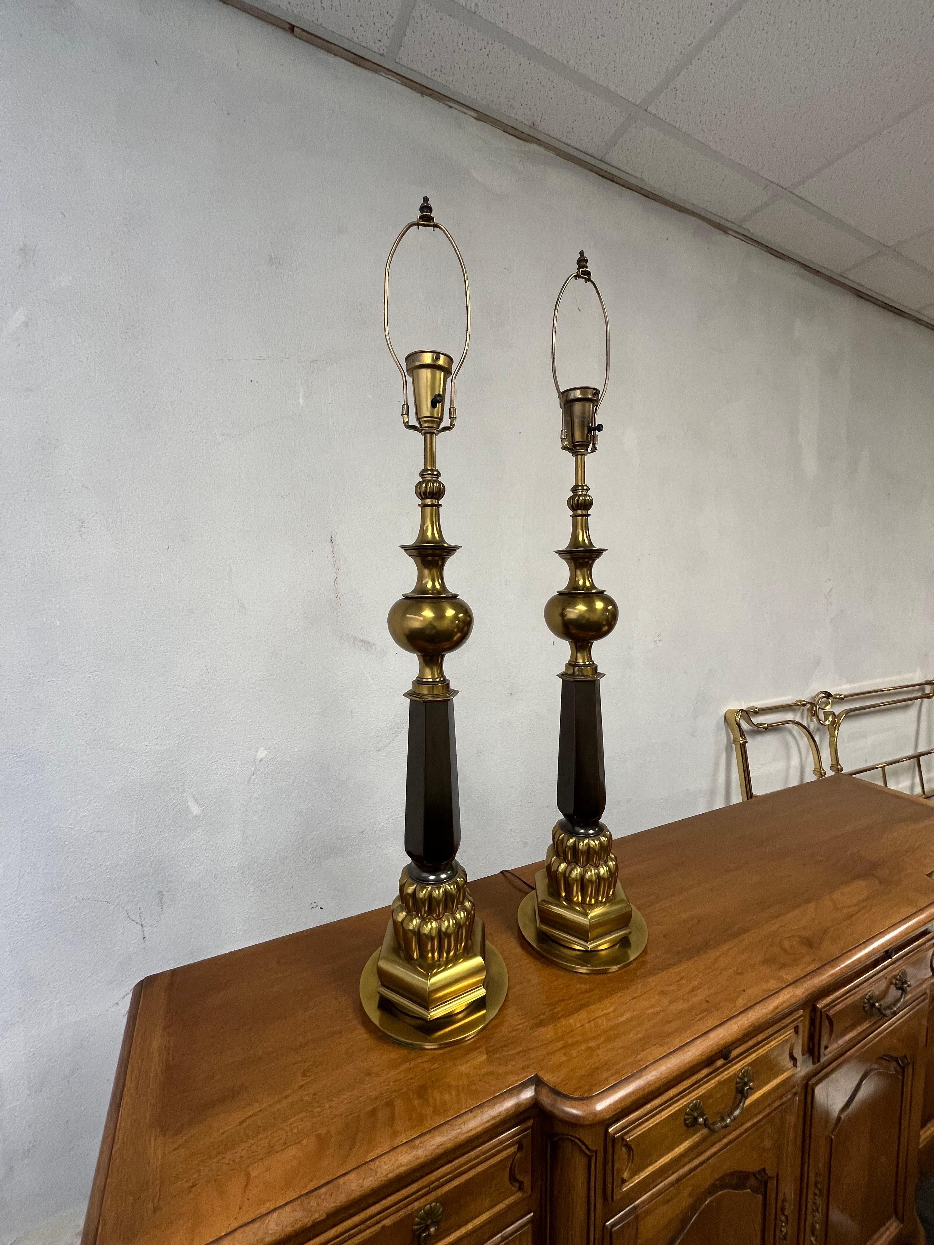 Spettacolari lampade Stiffel della metà del secolo. Presenza di ottone pesante con dettagli firmati Stiffel. Molto consistente e pesante. Grandi linee ovunque si guardi. 
Misure:
35,25 fino alla cima della torchiera 
43,5 fino alla sommità della