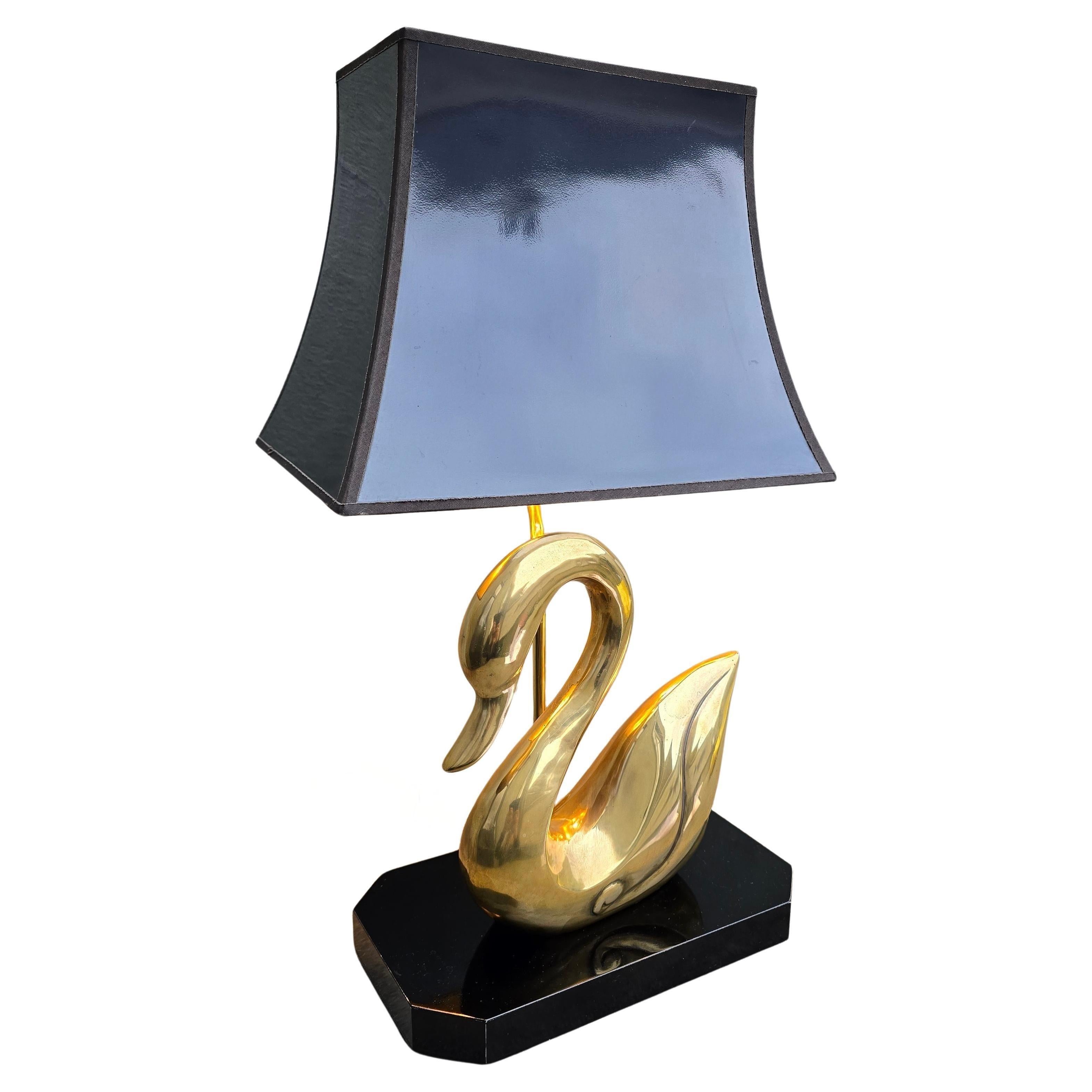 Hollywood Regency Lampe de table Swan en laiton du milieu du siècle avec abat-jour noir et intérieur doré en vente