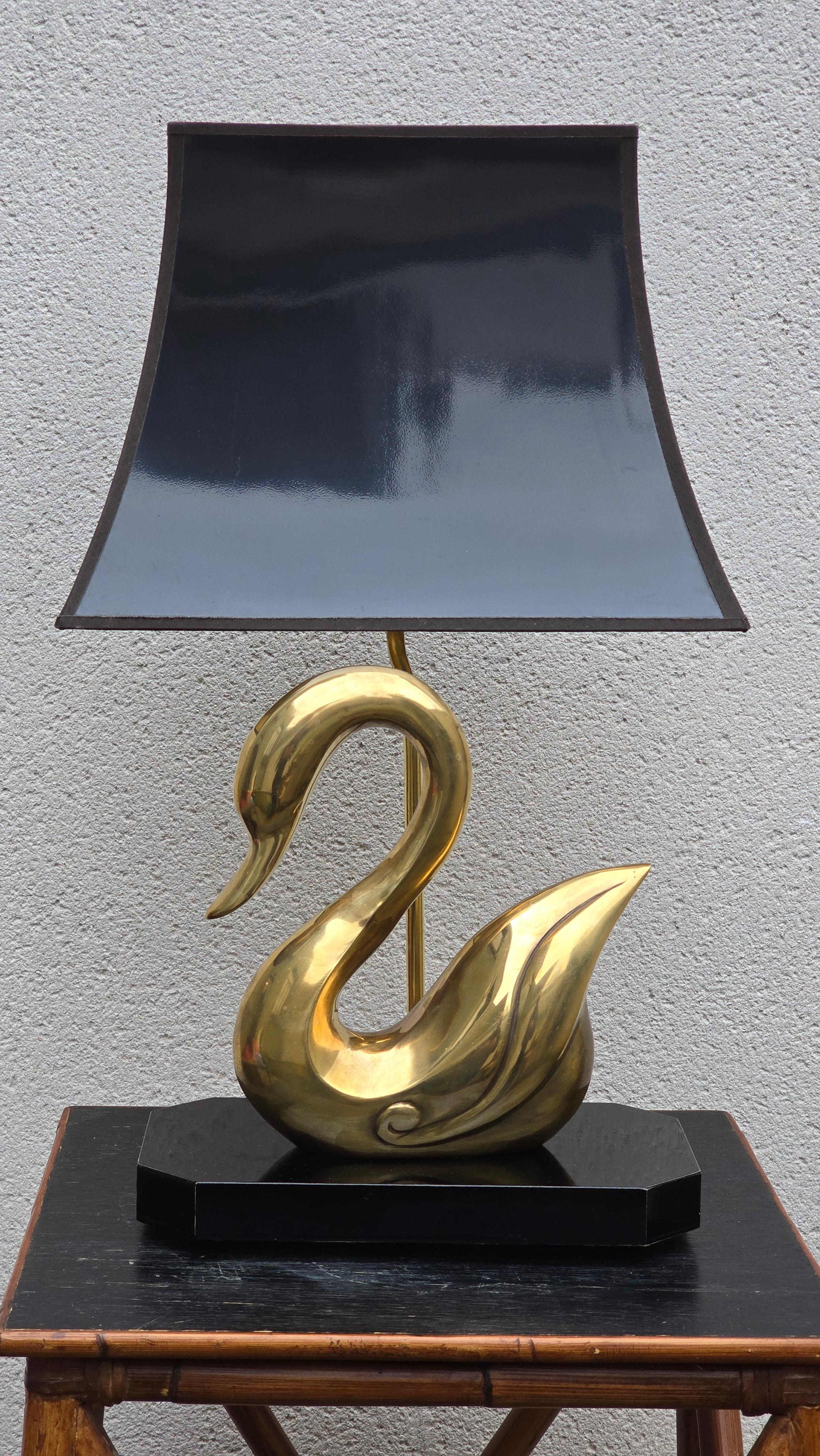 italien Lampe de table Swan en laiton du milieu du siècle avec abat-jour noir et intérieur doré en vente