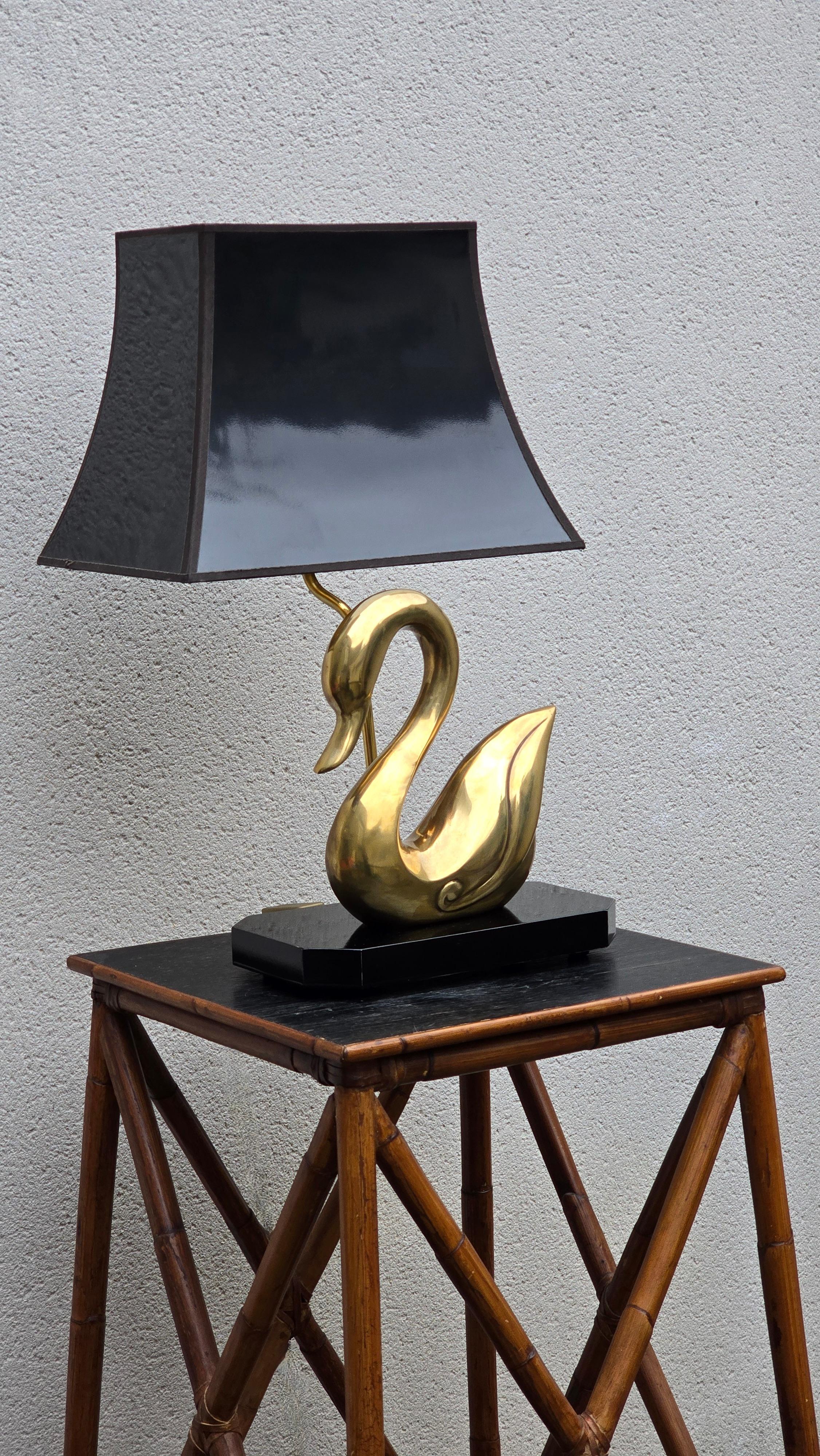 Lampe de table Swan en laiton du milieu du siècle avec abat-jour noir et intérieur doré Bon état - En vente à Antwerp, BE
