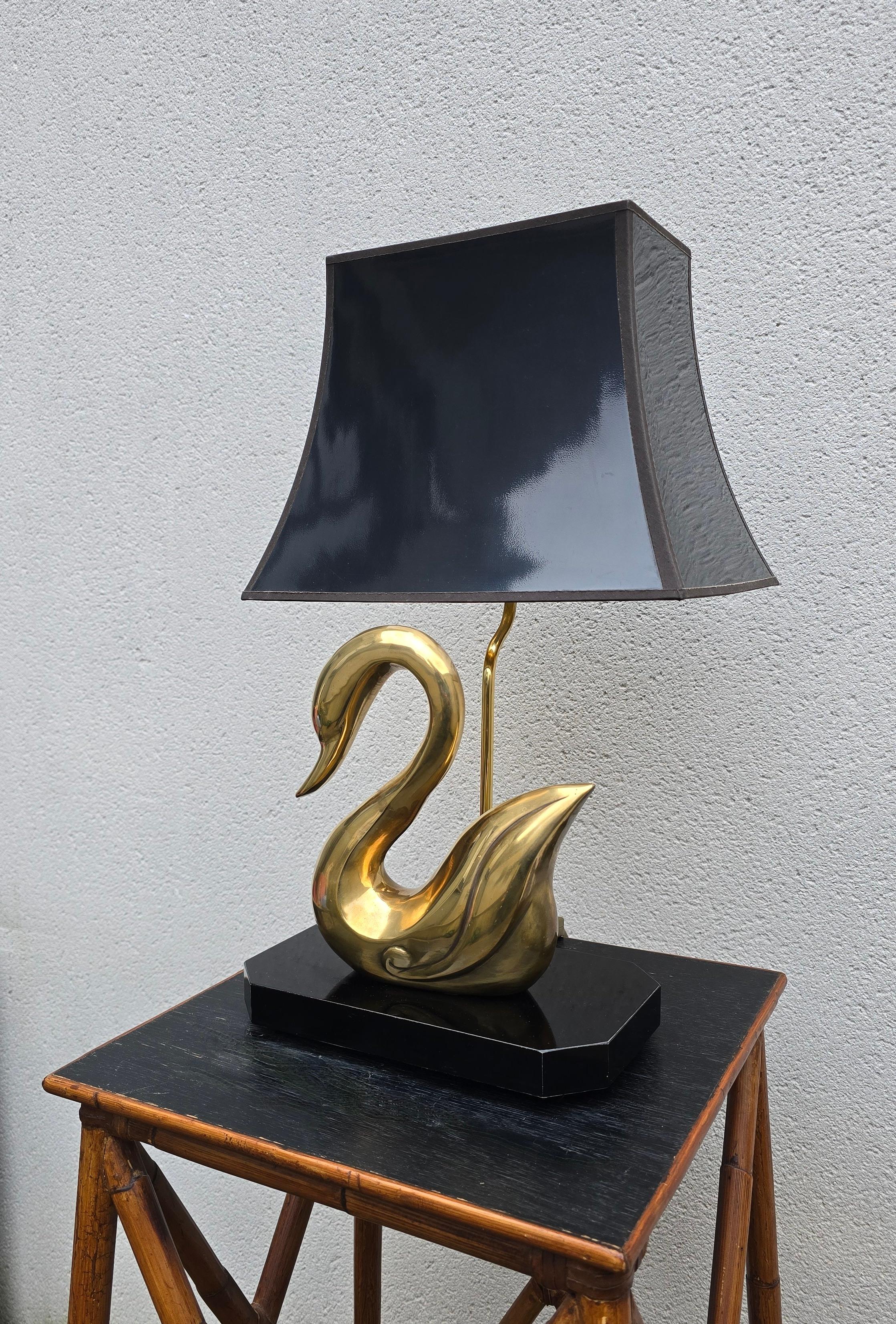 20ième siècle Lampe de table Swan en laiton du milieu du siècle avec abat-jour noir et intérieur doré en vente