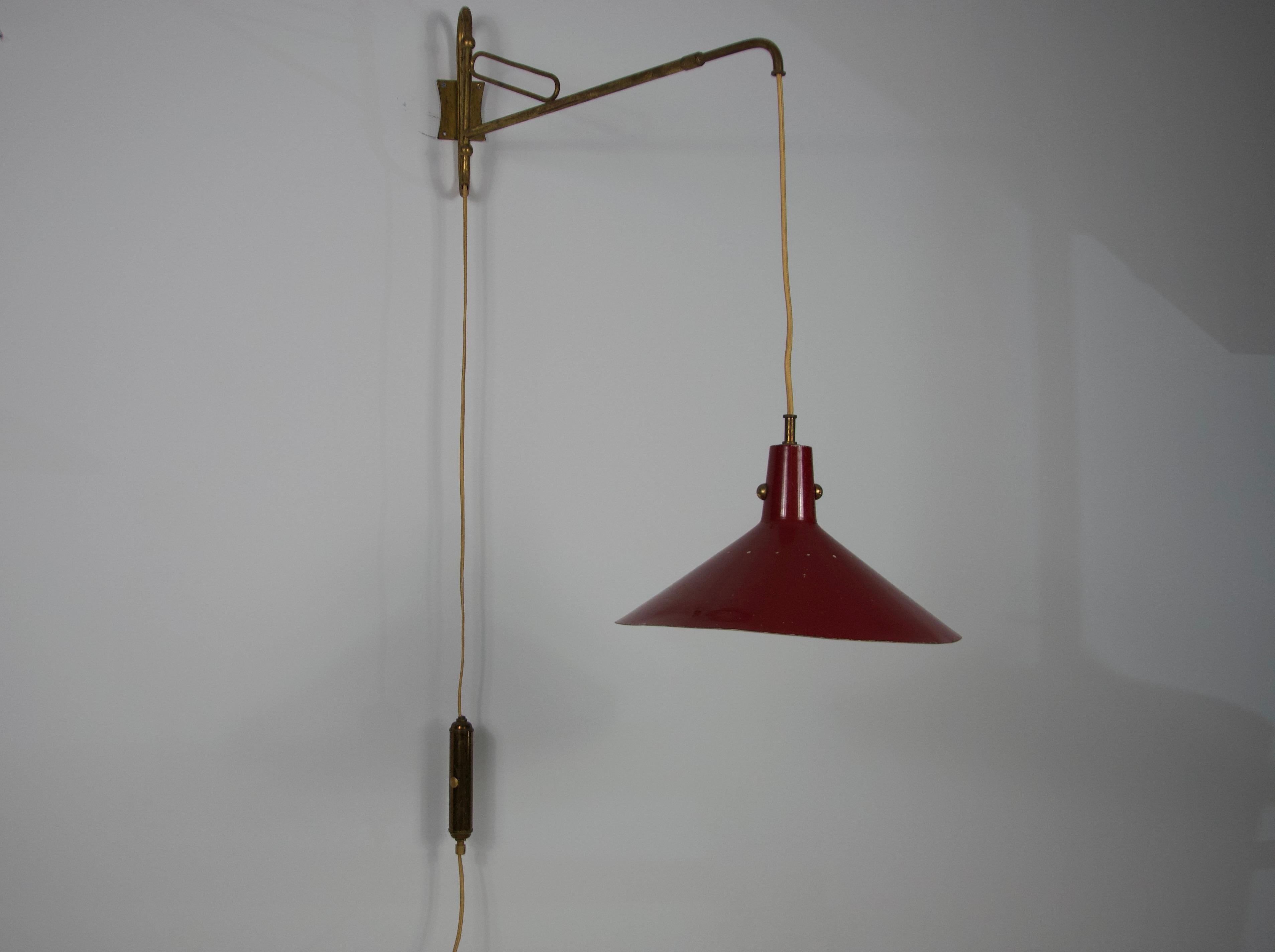 Messing-Schwenkarm-Wandleuchte aus der Jahrhundertmitte, Italien, 1950er Jahre (Mitte des 20. Jahrhunderts) im Angebot