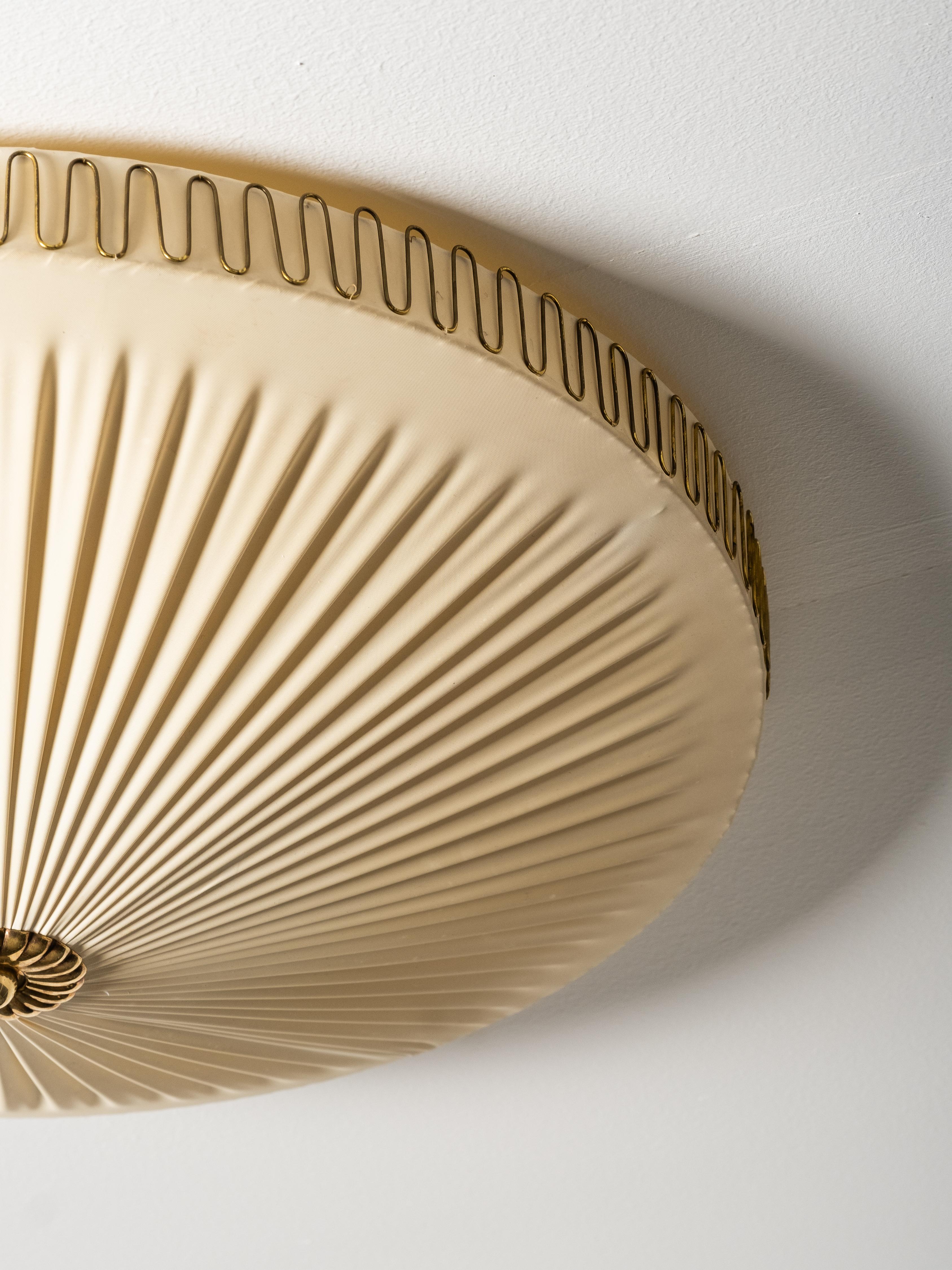 Mid-Century Brass & Synthetic Textile Flush Mount, Model K5-40, Idman, 1950s In Good Condition For Sale In Karis, Nyland