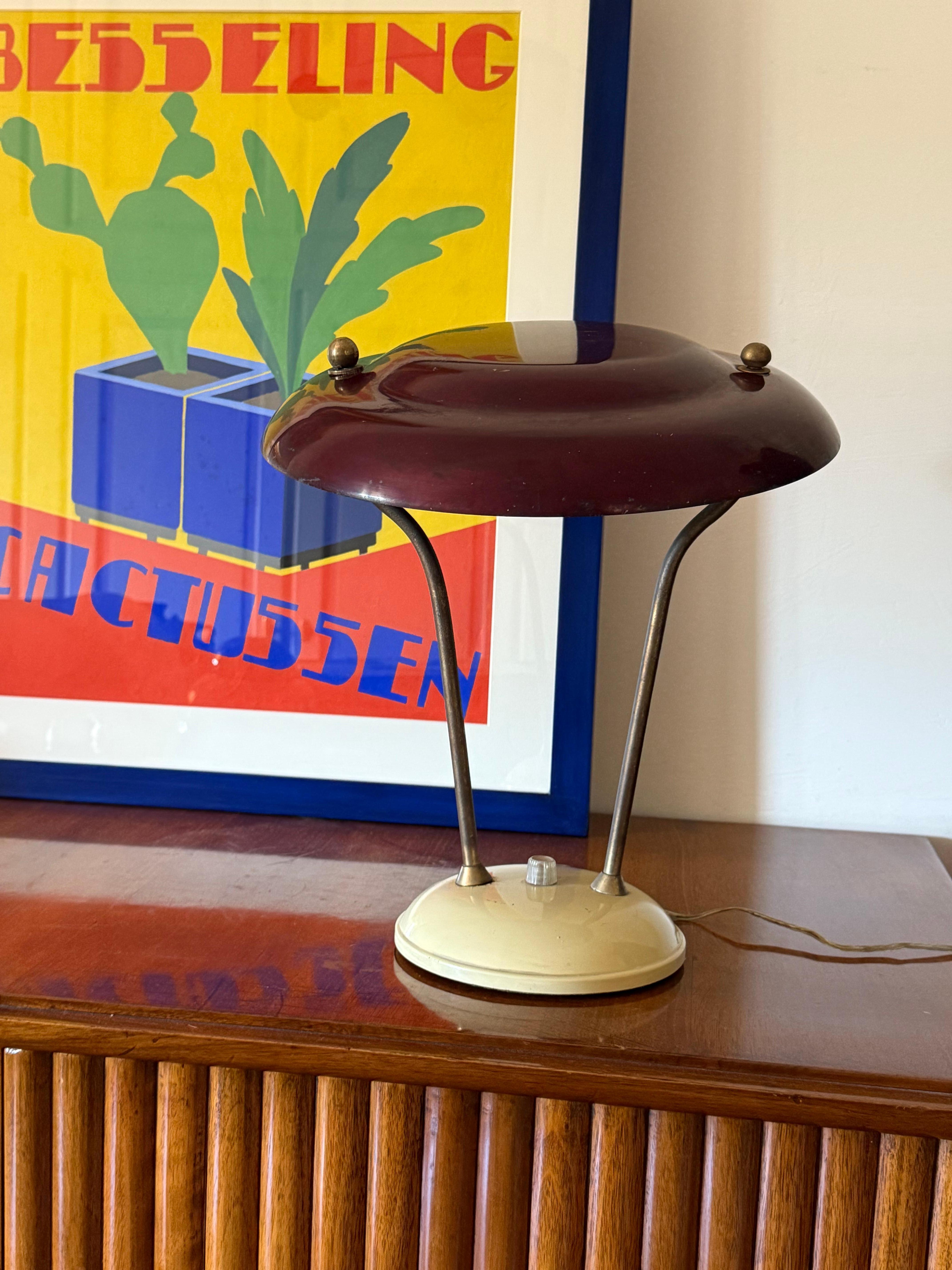 Lámpara de sobremesa de latón de mediados de siglo

Francia, hacia 1950

Gorro articulado ajustable. Aluminio lacado en burdeos.

A 42 x 32,5 cm diam.

Bombillas dobles.

Estado: bueno, acorde con la edad y el uso. Estado original, sin restaurar. En
