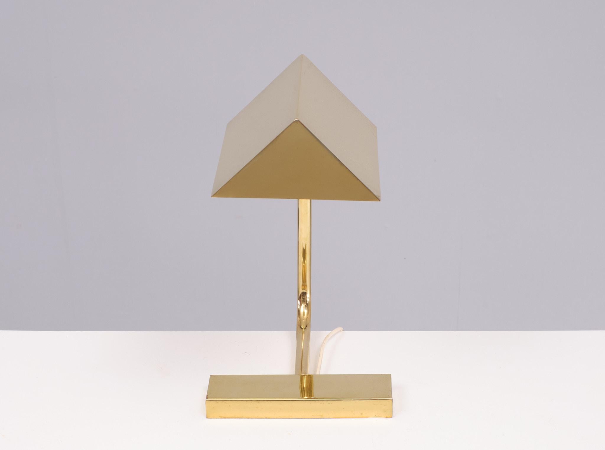Very nice Solid Brass table lamp .Love this model . One large E27 bulb 
needed . 1960s . normal wear and tear .