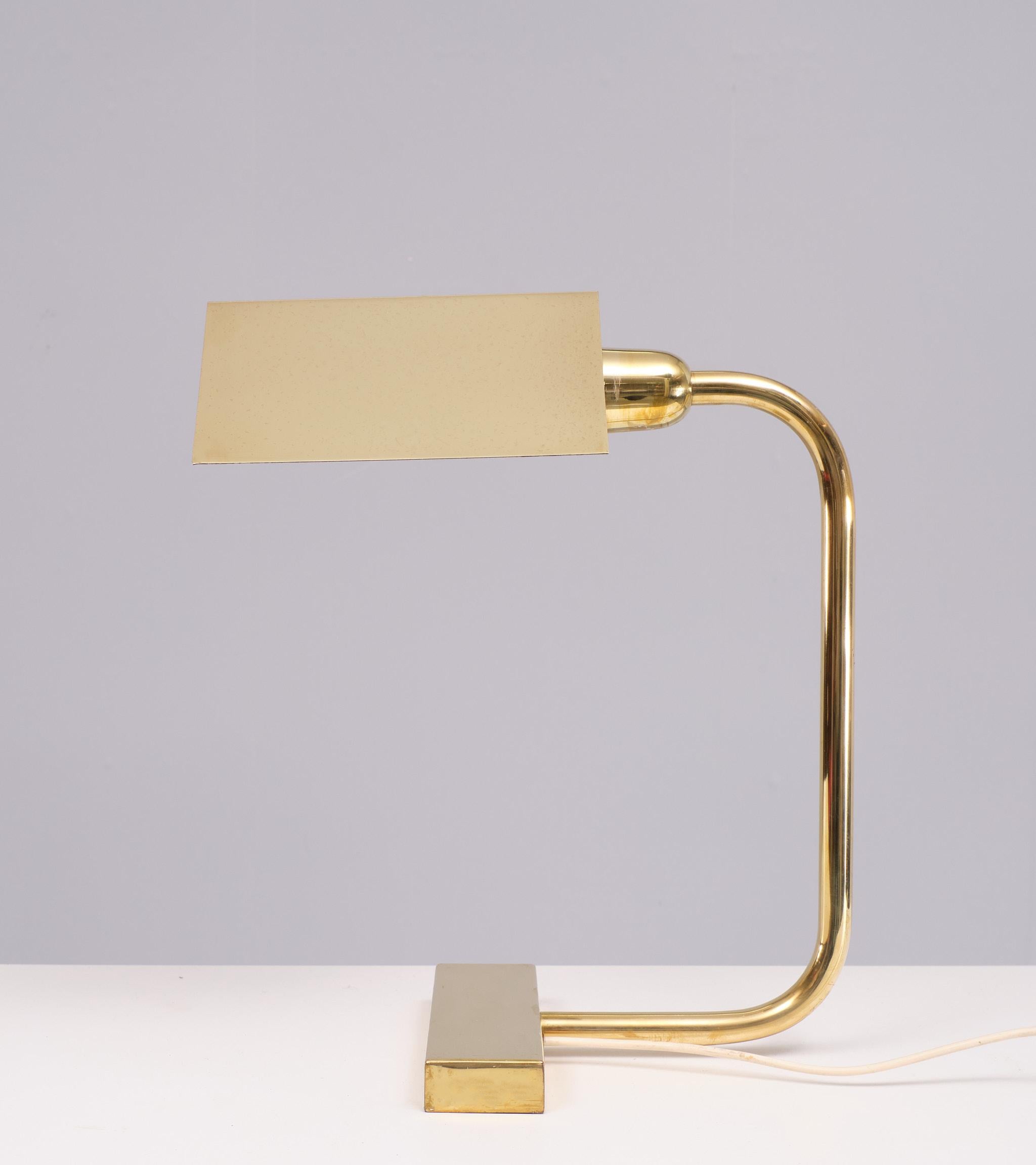 Mid-Century Modern Milieu du siècle  Lampe de table en laiton des années 1960, Suisse  en vente
