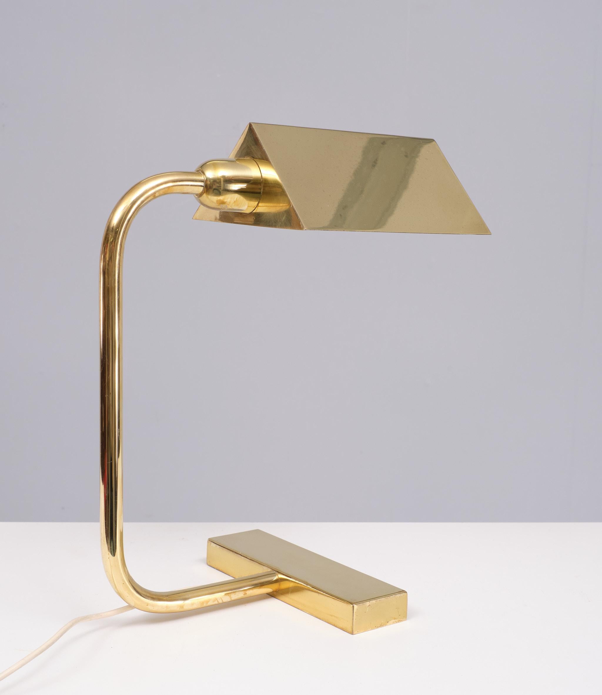 Milieu du siècle  Lampe de table en laiton des années 1960, Suisse  en vente 1