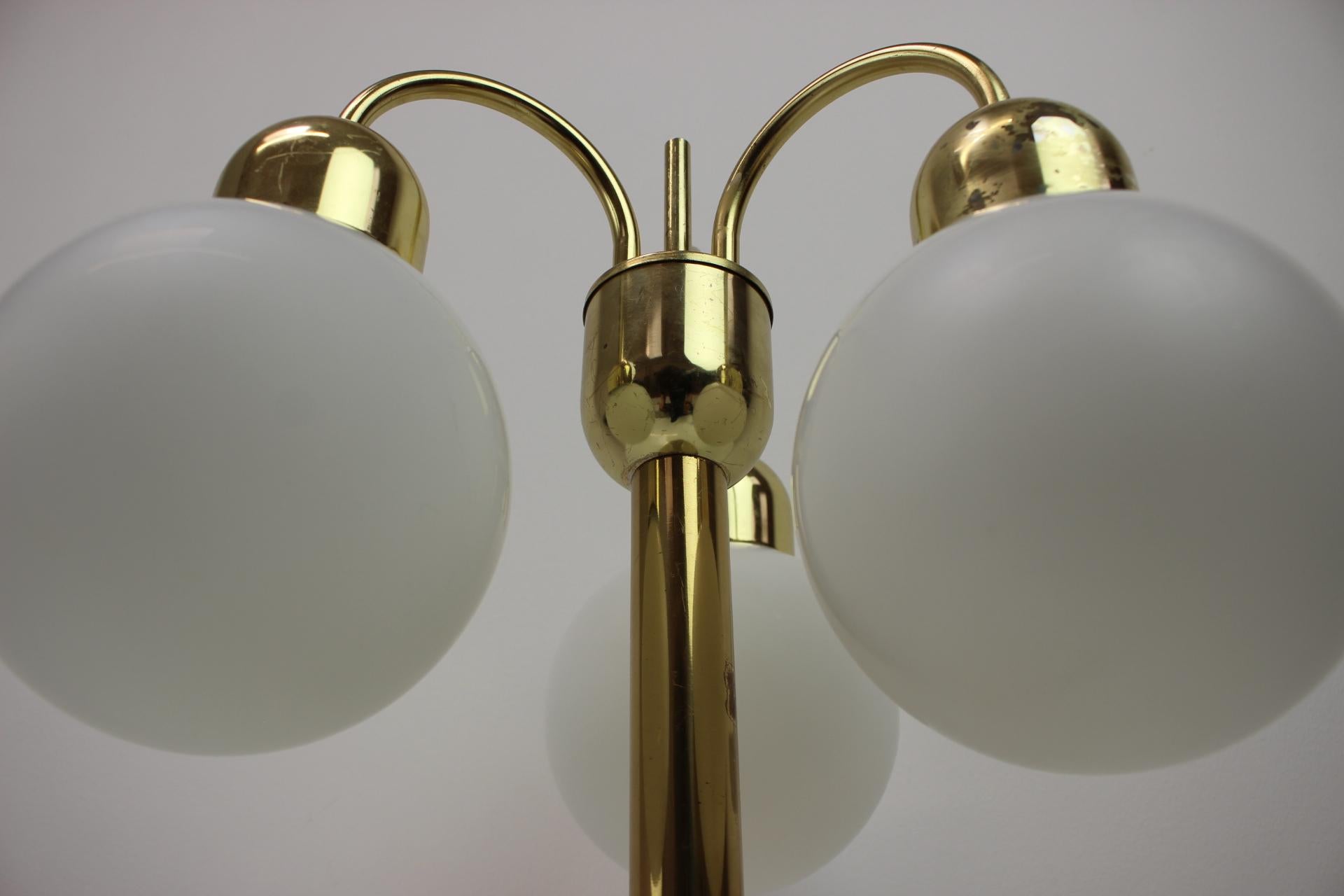 Vintage Tischlampe aus Messing und Glas, hergestellt von der berühmten Glashütte Kamenicky Senov in der ehemaligen Tschechoslowakei in den 1960er Jahren. 
Hergestellt aus Messing, Metall und Glas.
Im Originalzustand, mit einigen Gebrauchsspuren