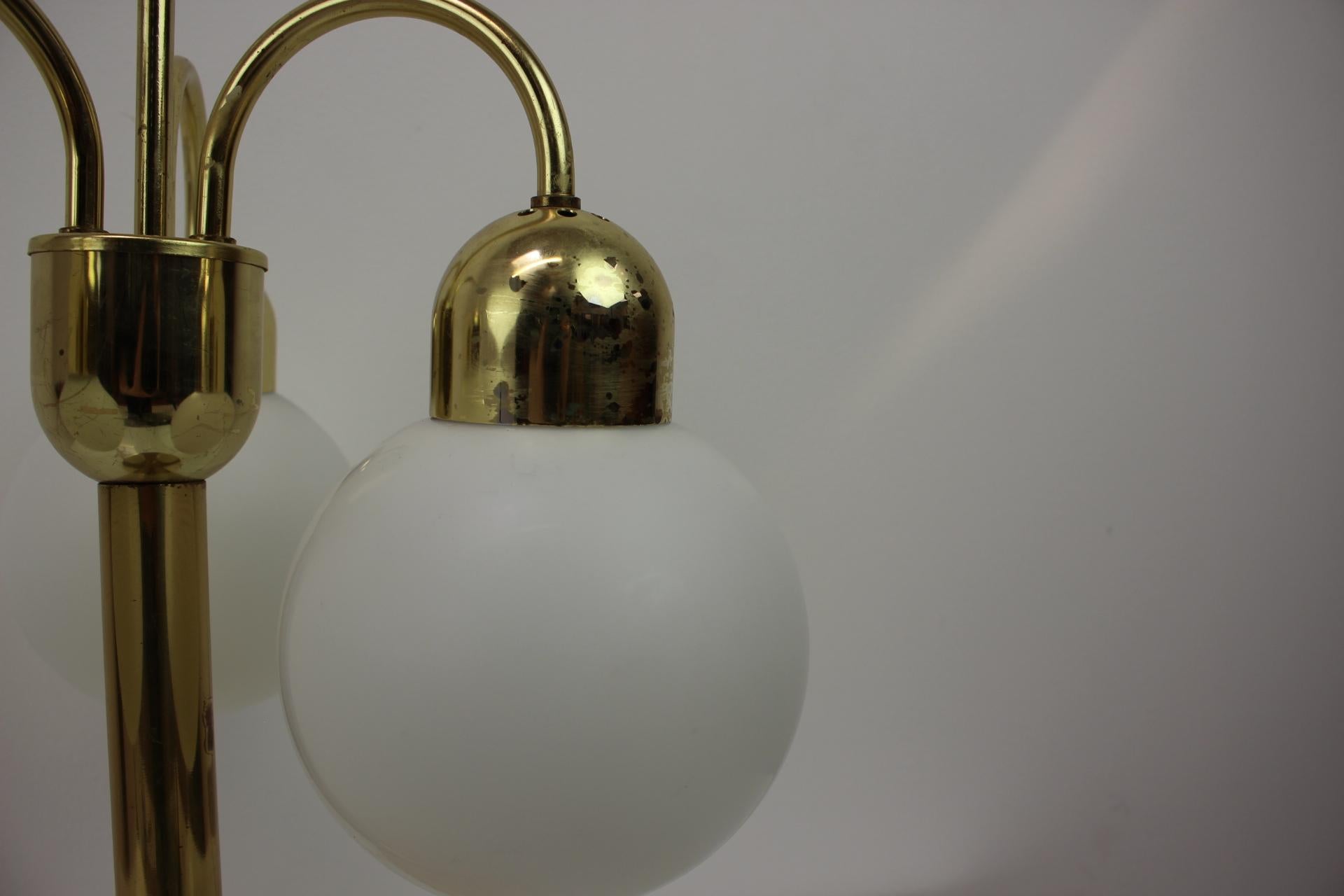 Mid-Century-Tischlampe aus Messing von Kamenicky Senov, 1960er Jahre (Moderne der Mitte des Jahrhunderts) im Angebot