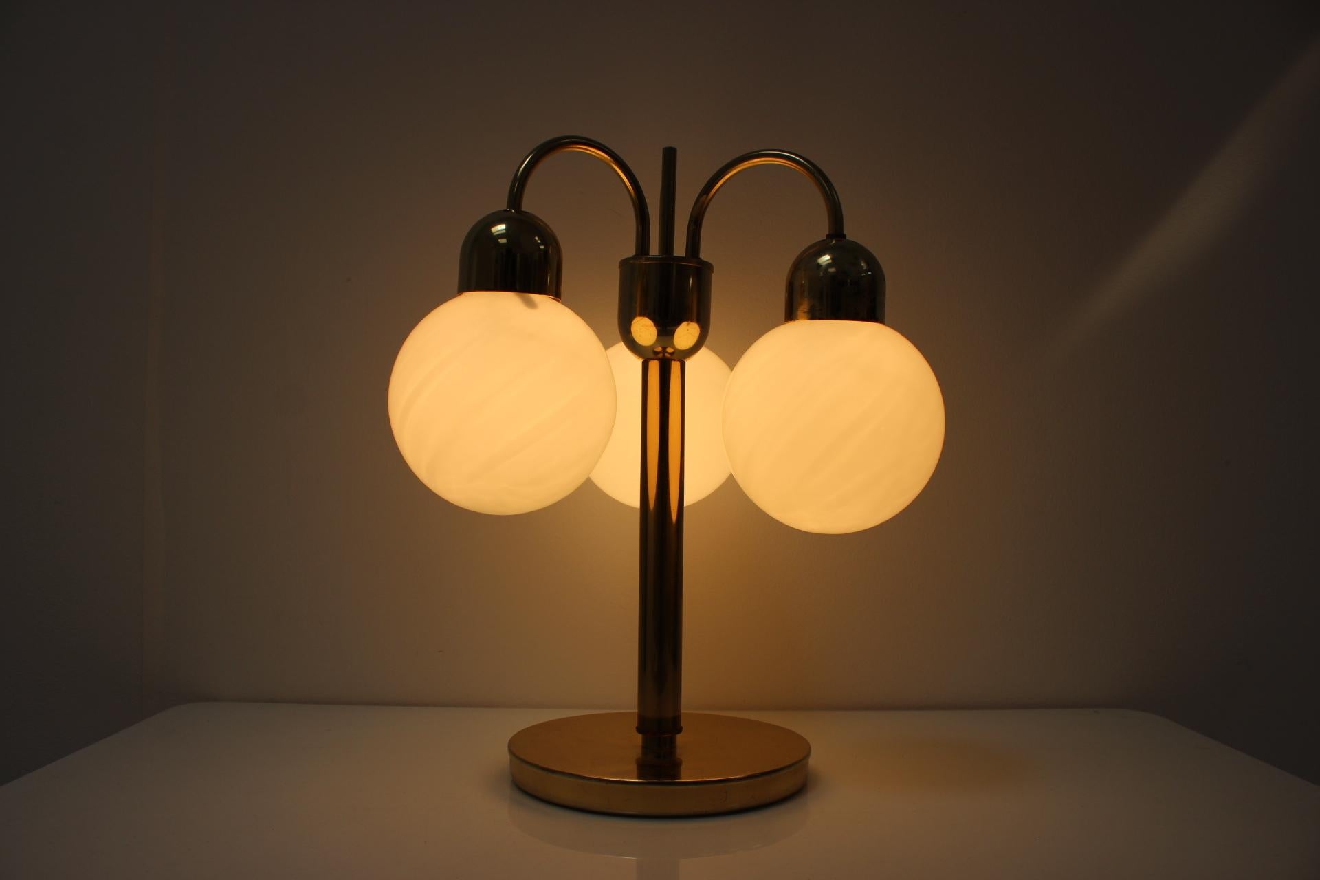 Mid-Century-Tischlampe aus Messing von Kamenicky Senov, 1960er Jahre (Tschechisch) im Angebot