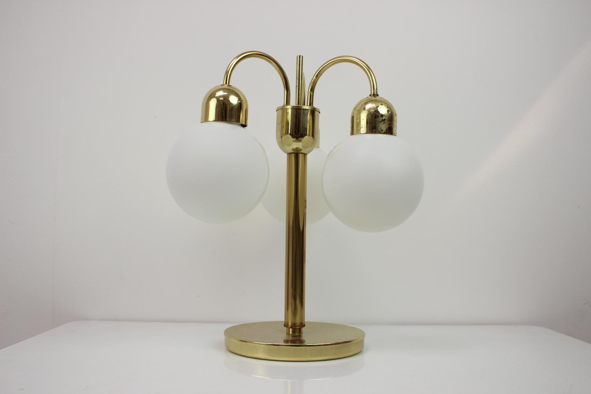 Mid-Century-Tischlampe aus Messing von Kamenicky Senov, 1960er Jahre im Zustand „Gut“ im Angebot in Praha, CZ
