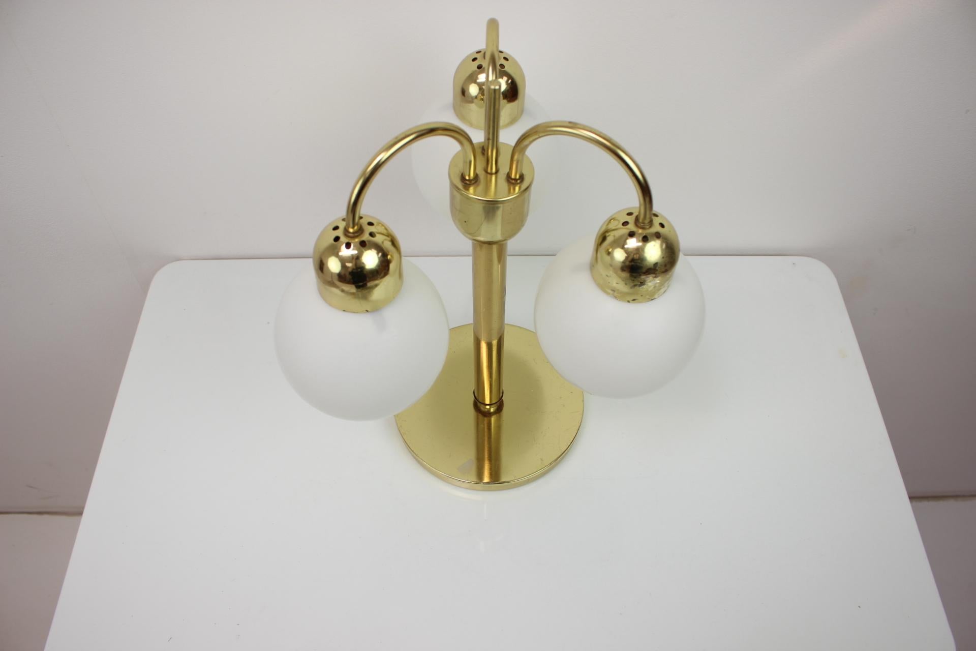Mid-Century-Tischlampe aus Messing von Kamenicky Senov, 1960er Jahre (20. Jahrhundert) im Angebot