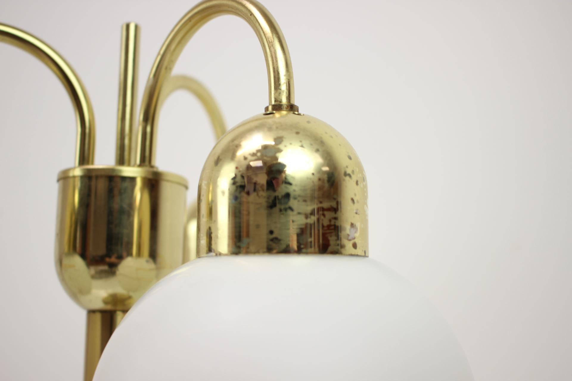 Mid-Century-Tischlampe aus Messing von Kamenicky Senov, 1960er Jahre (Metall) im Angebot
