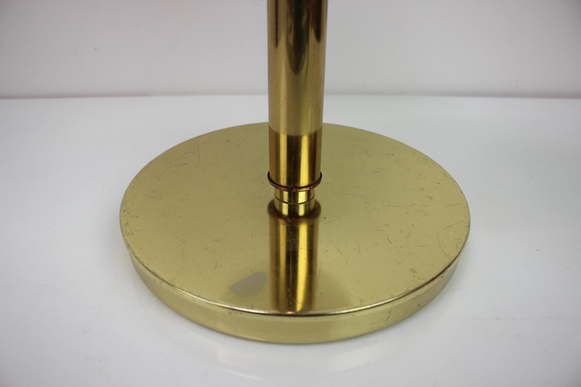 Mid-Century-Tischlampe aus Messing von Kamenicky Senov, 1960er Jahre im Angebot 1