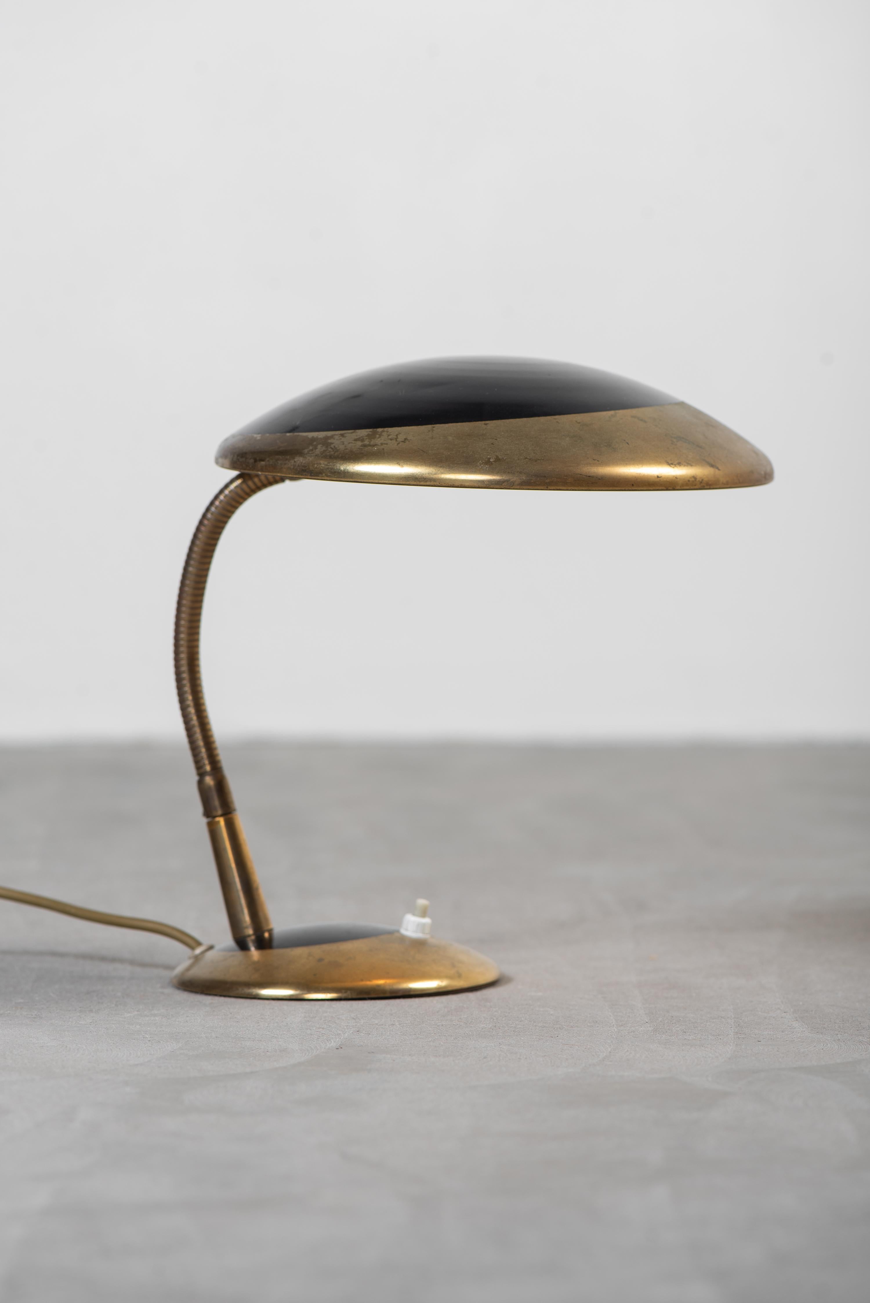 Lámpara de mesa de latón de mediados de siglo by Precenta Oy, Finlandia, años 50 en venta 11