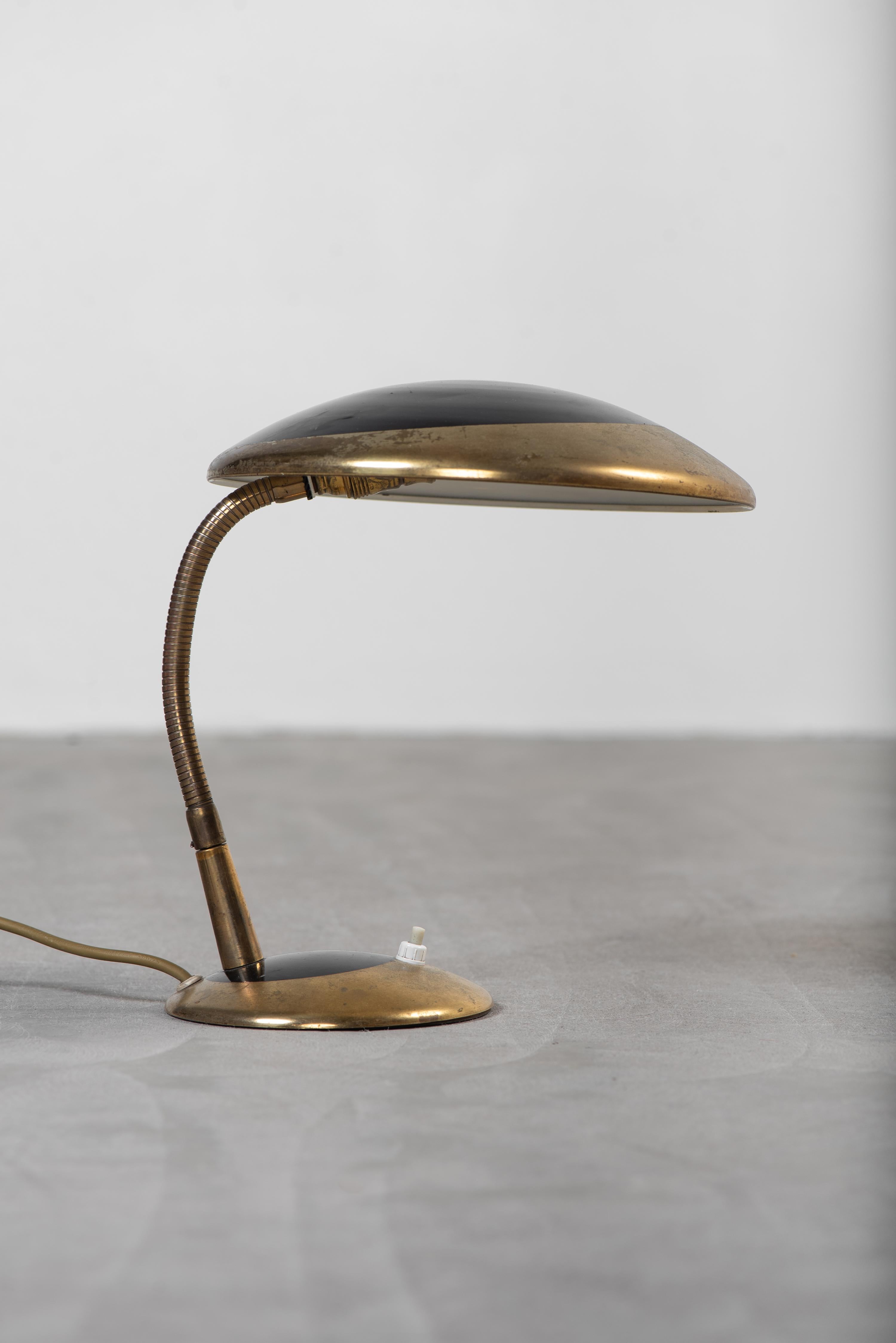 Lámpara de sobremesa vintage de mediados de siglo fabricada en latón, con detalles en negro y cuello de cisne flexible. Fabricado por una pequeña empresa de iluminación Precenta Oy en Finlandia en la década de 1950. Esta lámpara es un hallazgo
