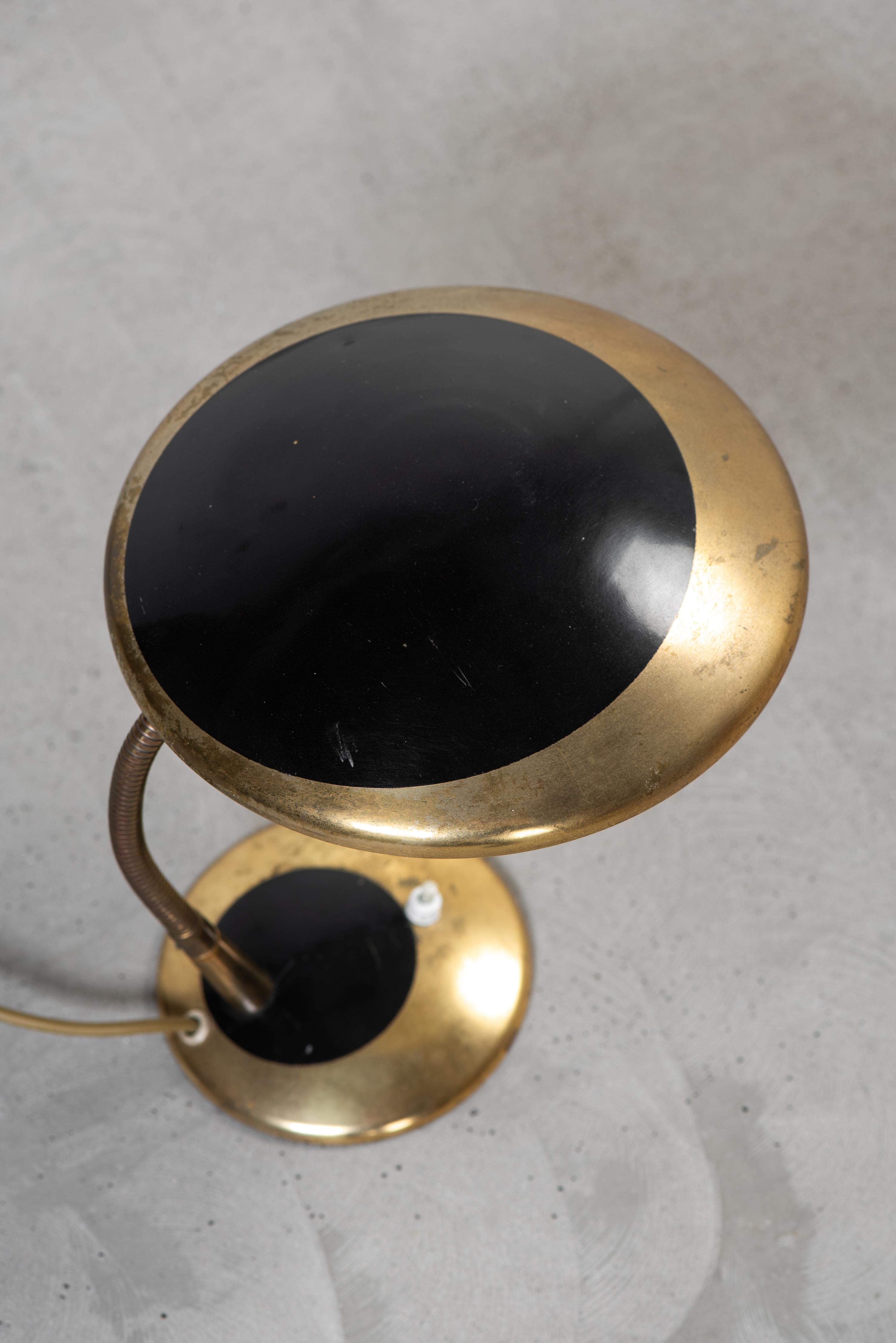 Lámpara de mesa de latón de mediados de siglo by Precenta Oy, Finlandia, años 50 Escandinavo moderno en venta