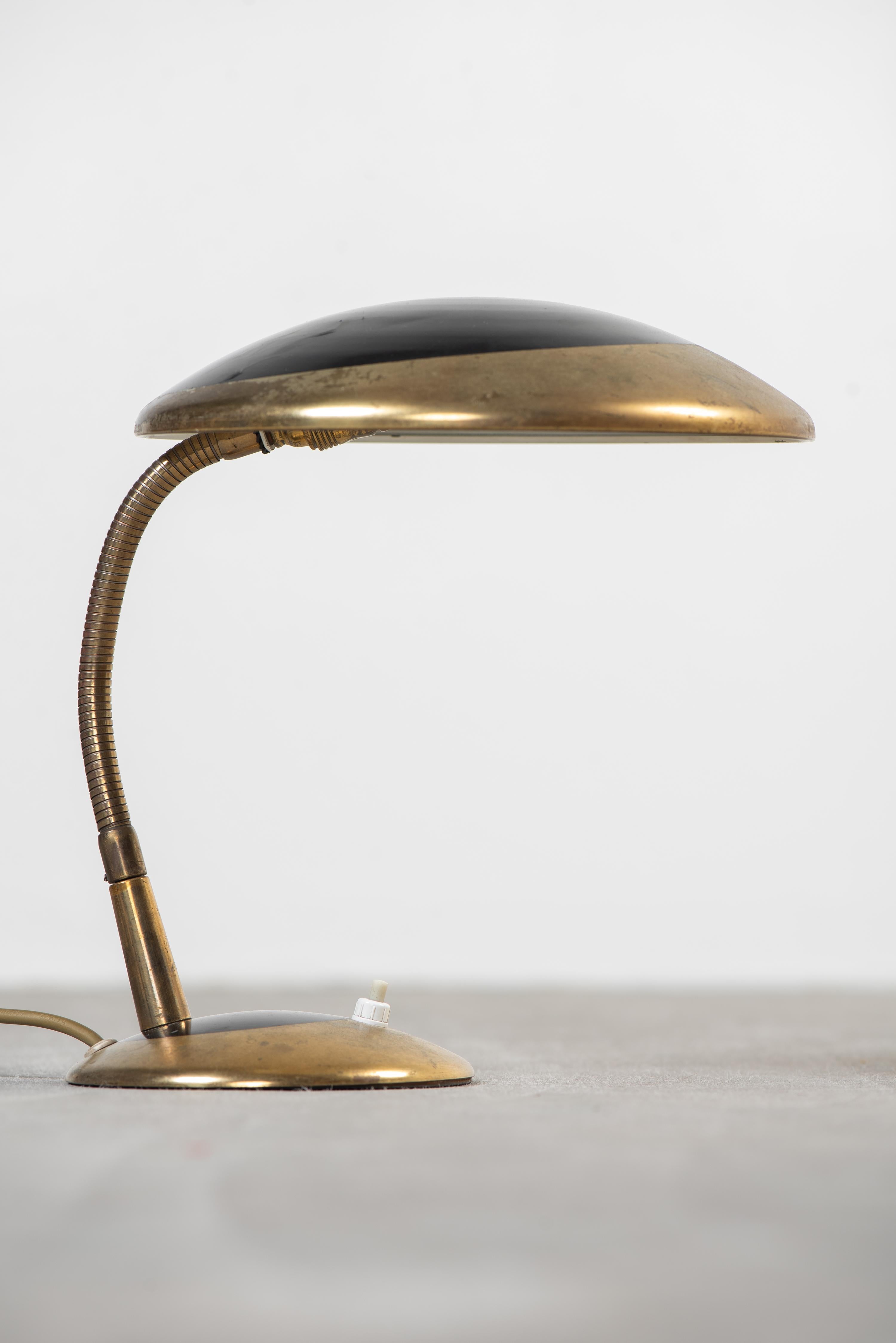 Lámpara de mesa de latón de mediados de siglo by Precenta Oy, Finlandia, años 50 en venta 2