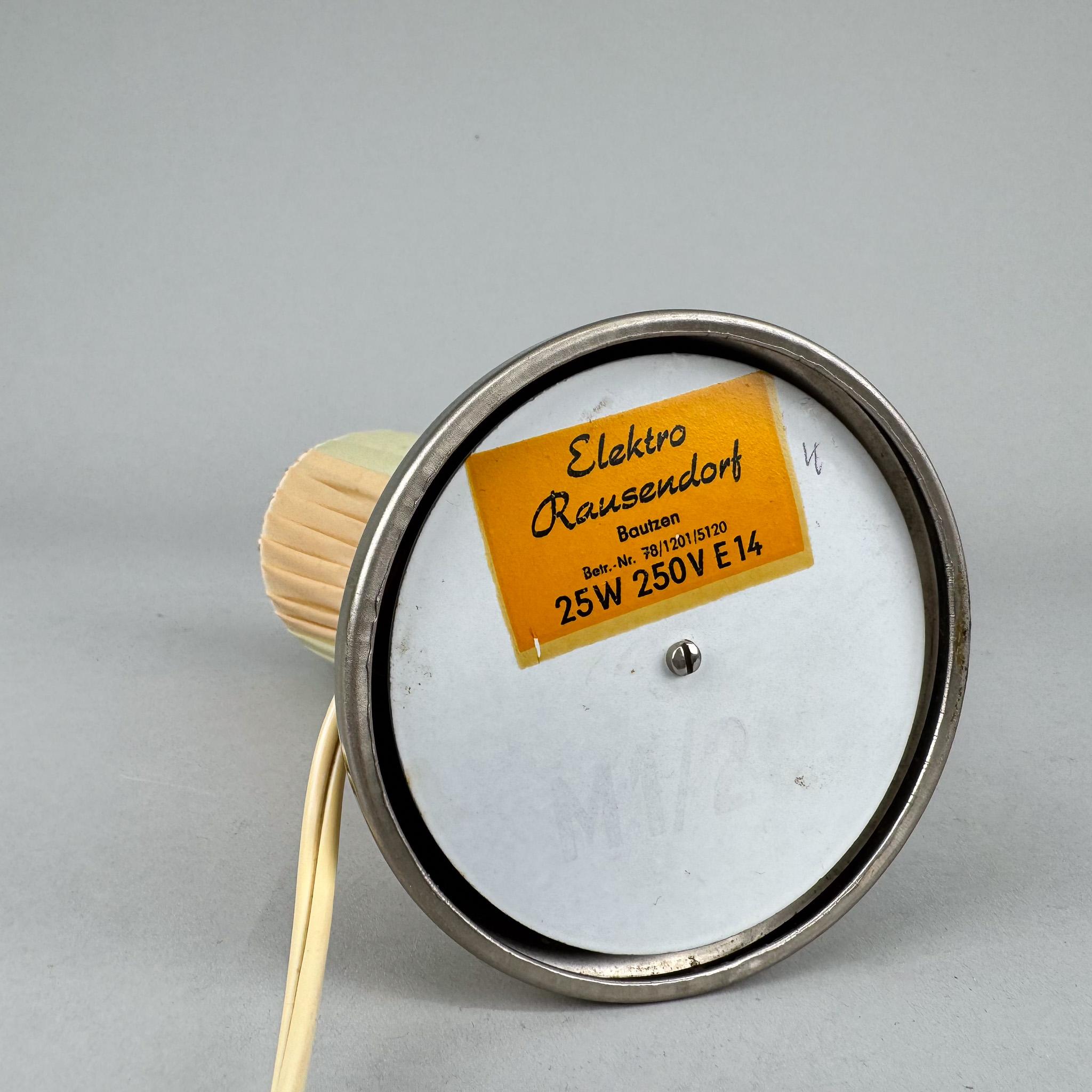 Lámpara de mesa de latón de mediados de siglo de Rausendorf Bautzen Alemania, años 60, etiquetada siglo XX en venta