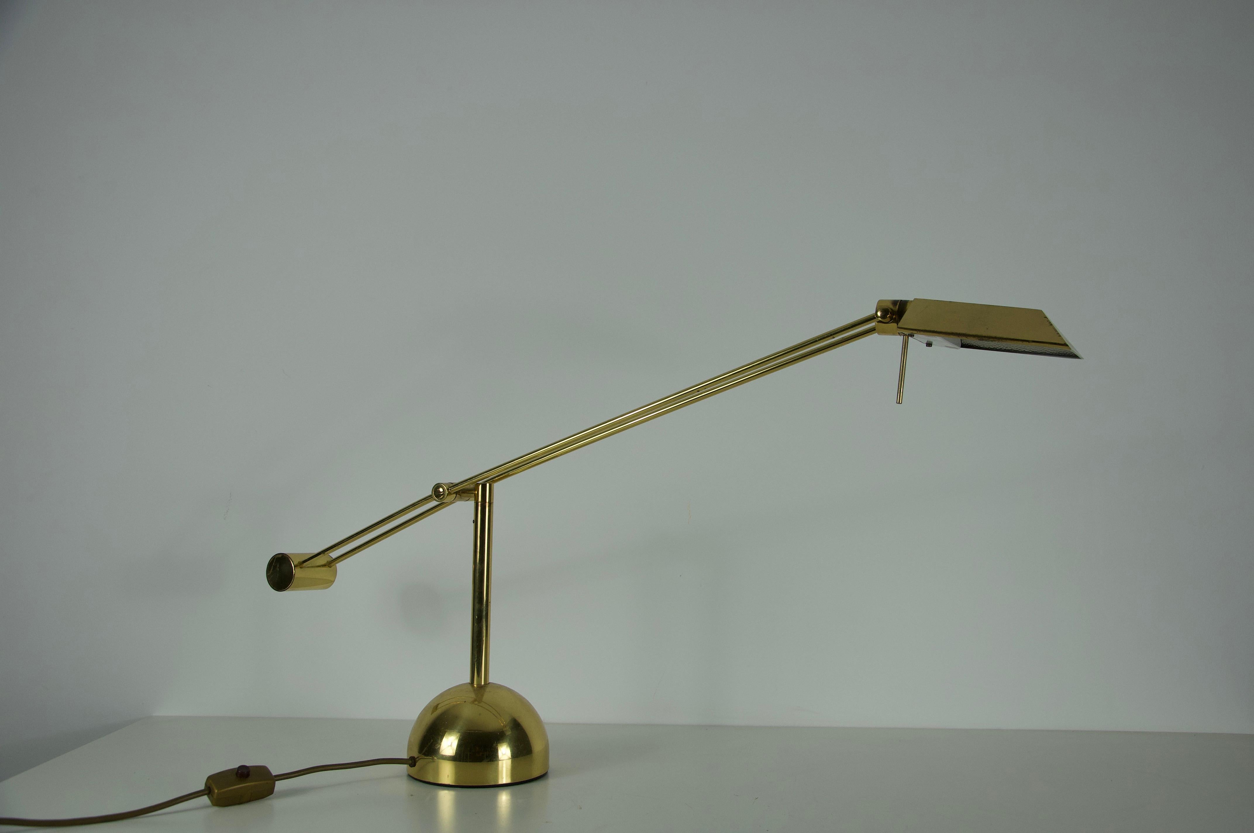 Esta elegante lámpara de sobremesa de latón de mediados de siglo fue fabricada por Sölken en Alemania durante la década de 1960. La lámpara presenta un diseño elegante y funcional típico de la estética moderna de mediados de siglo, que combina