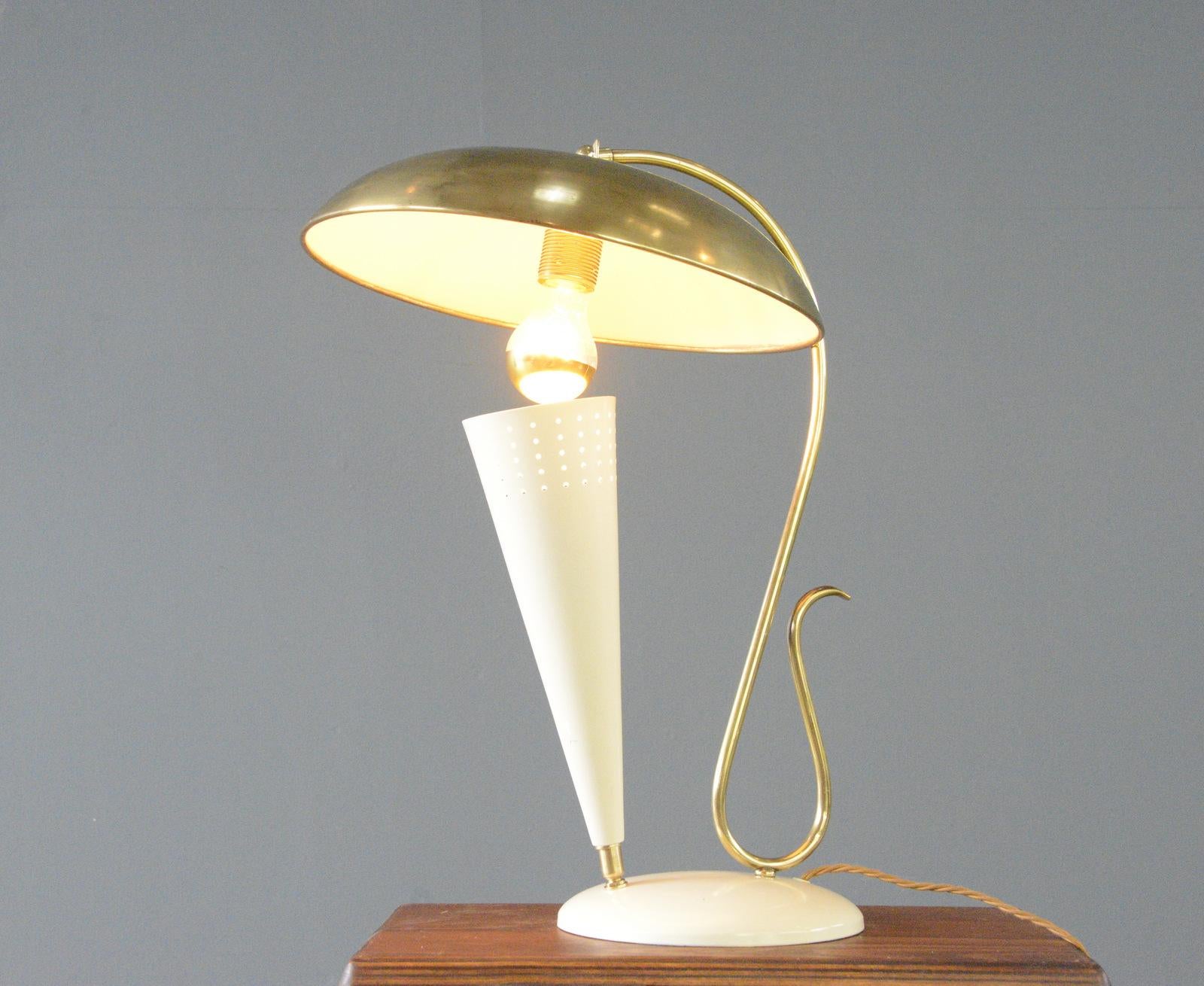 Lampe de table en laiton du milieu du siècle dernier Circa 1950s

- Convient pour 2 ampoules E27
- Interrupteur à bascule marche/arrêt sur le câble
- Italien ~ années 1950
- 48 cm de haut x 44 cm de profondeur x 35 cm de largeur

Rapport de
