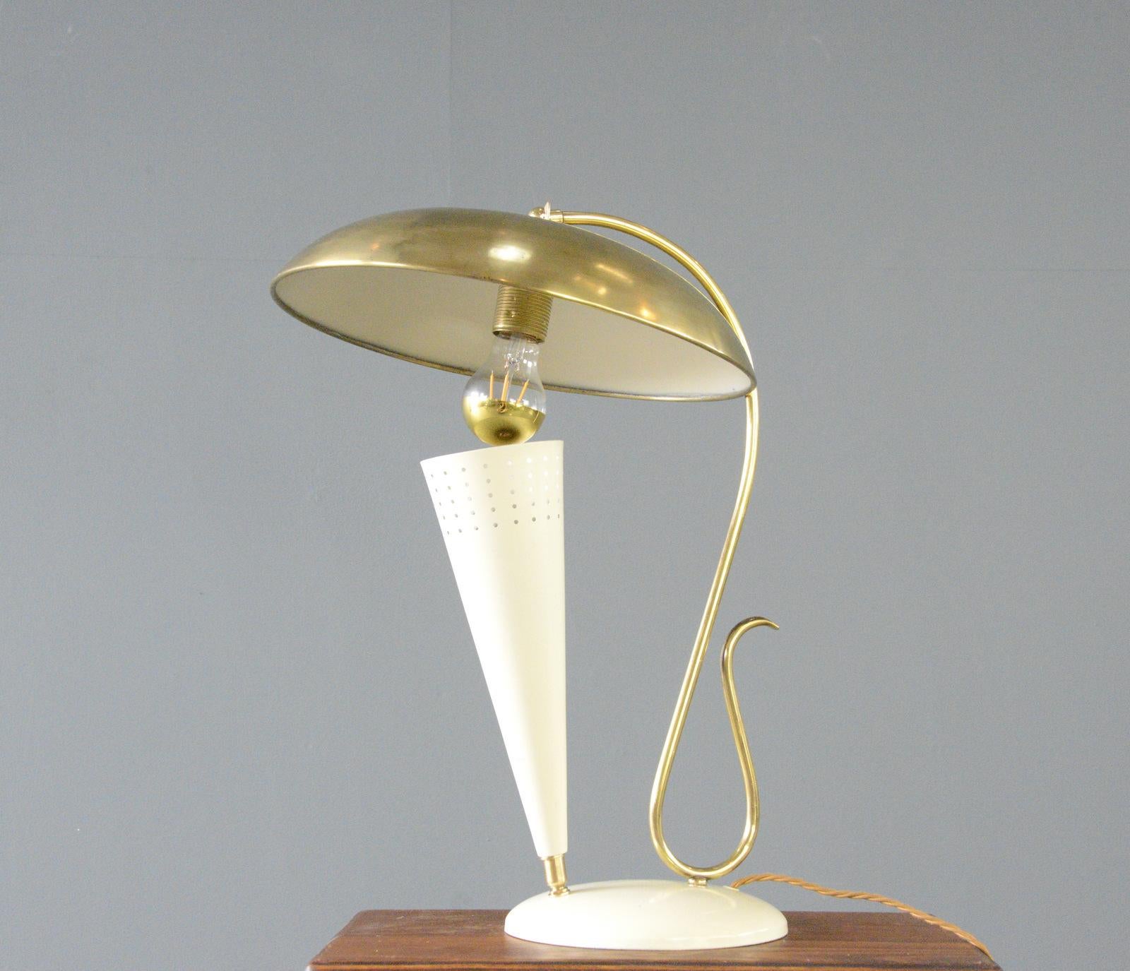 Mid-Century Modern Lampe de table en laiton du milieu du siècle dernier Circa 1950s en vente
