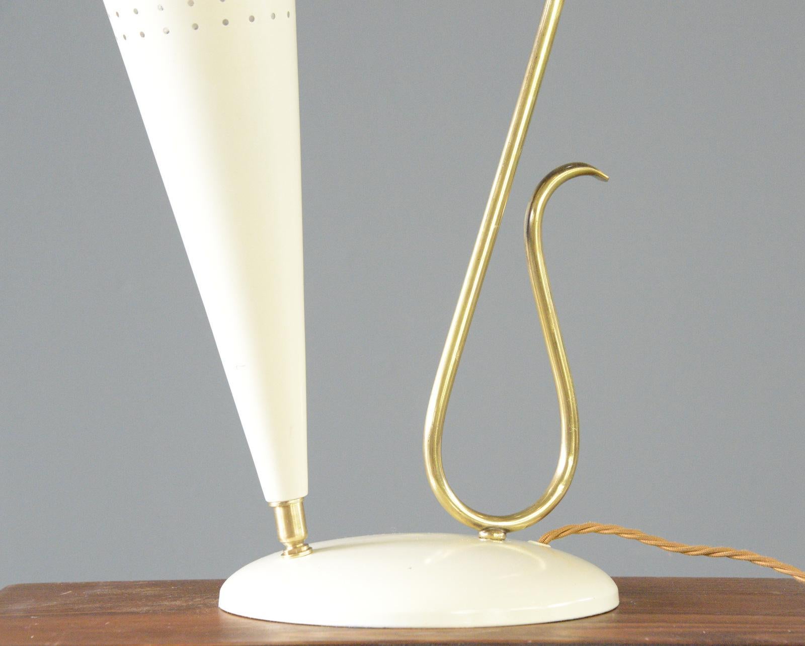 italien Lampe de table en laiton du milieu du siècle dernier Circa 1950s en vente