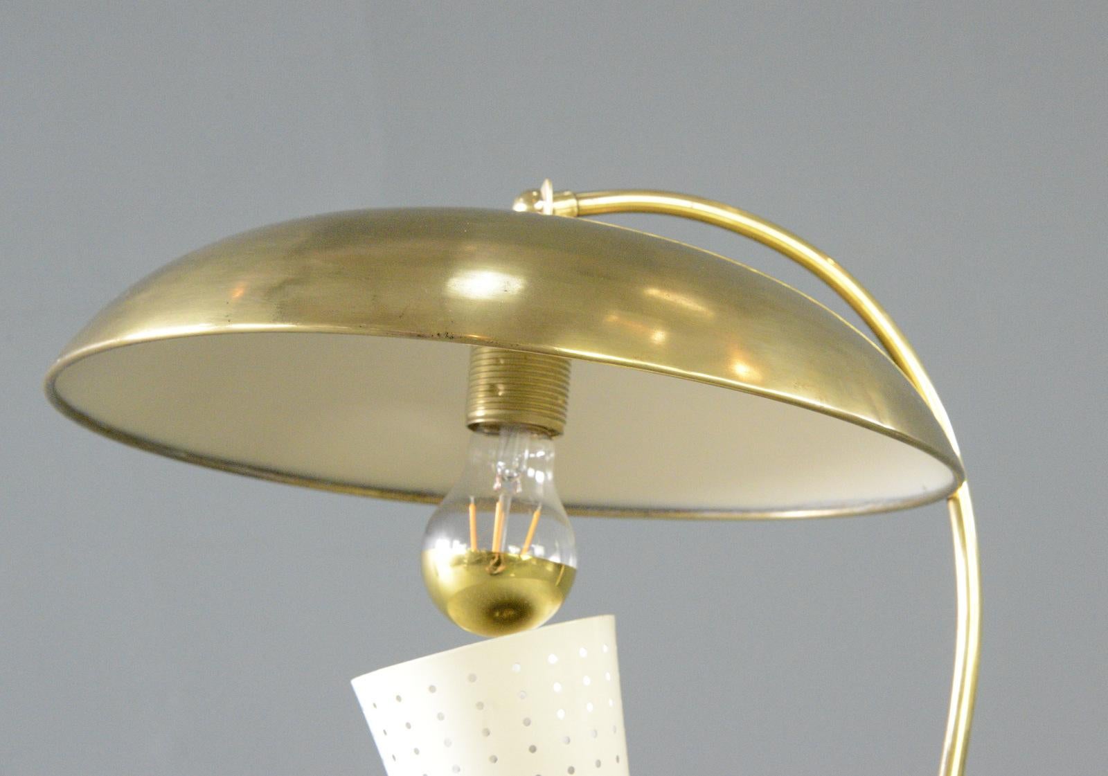 Milieu du XXe siècle Lampe de table en laiton du milieu du siècle dernier Circa 1950s en vente
