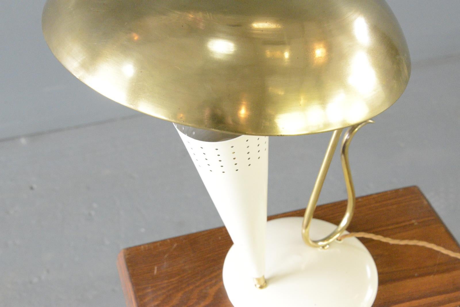 Lampe de table en laiton du milieu du siècle dernier Circa 1950s en vente 1