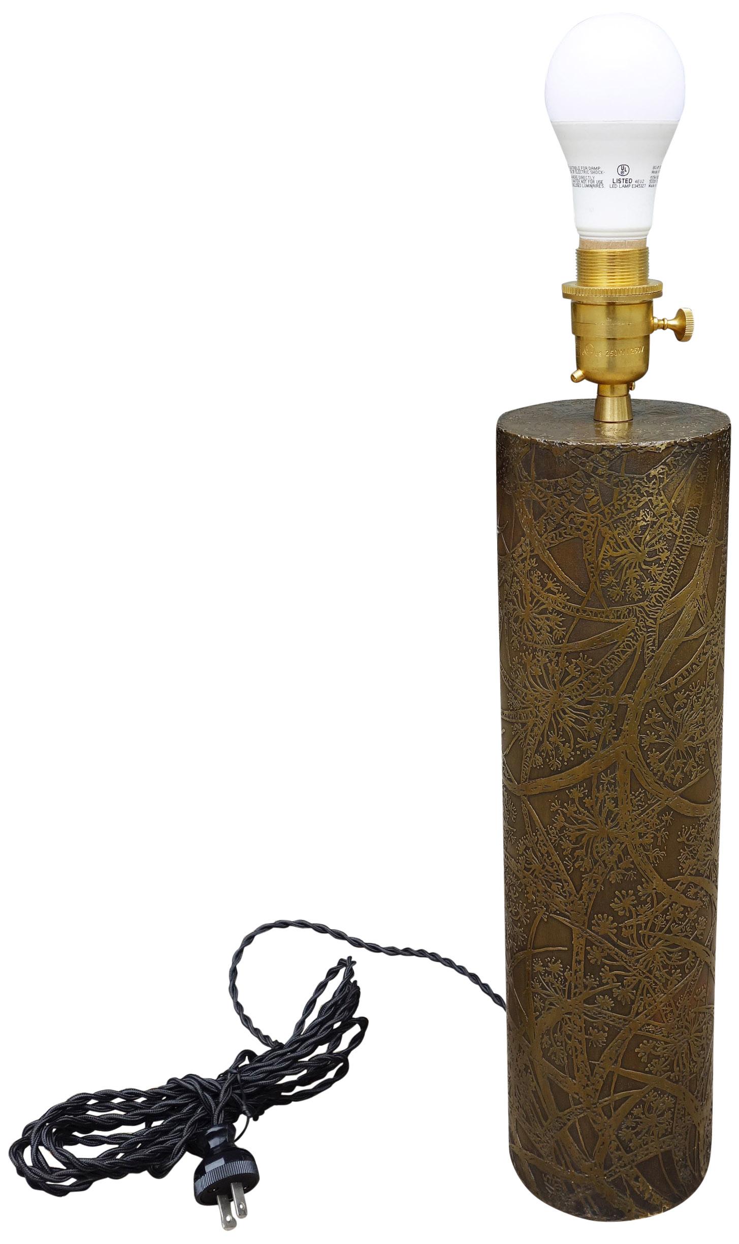 For your consideration is this stunning brass table lamp. Made of solid brass with an amazing floral motif resembling Queen Anne's lace.  Designed by Yupadee 

Cylinder lamp is 16