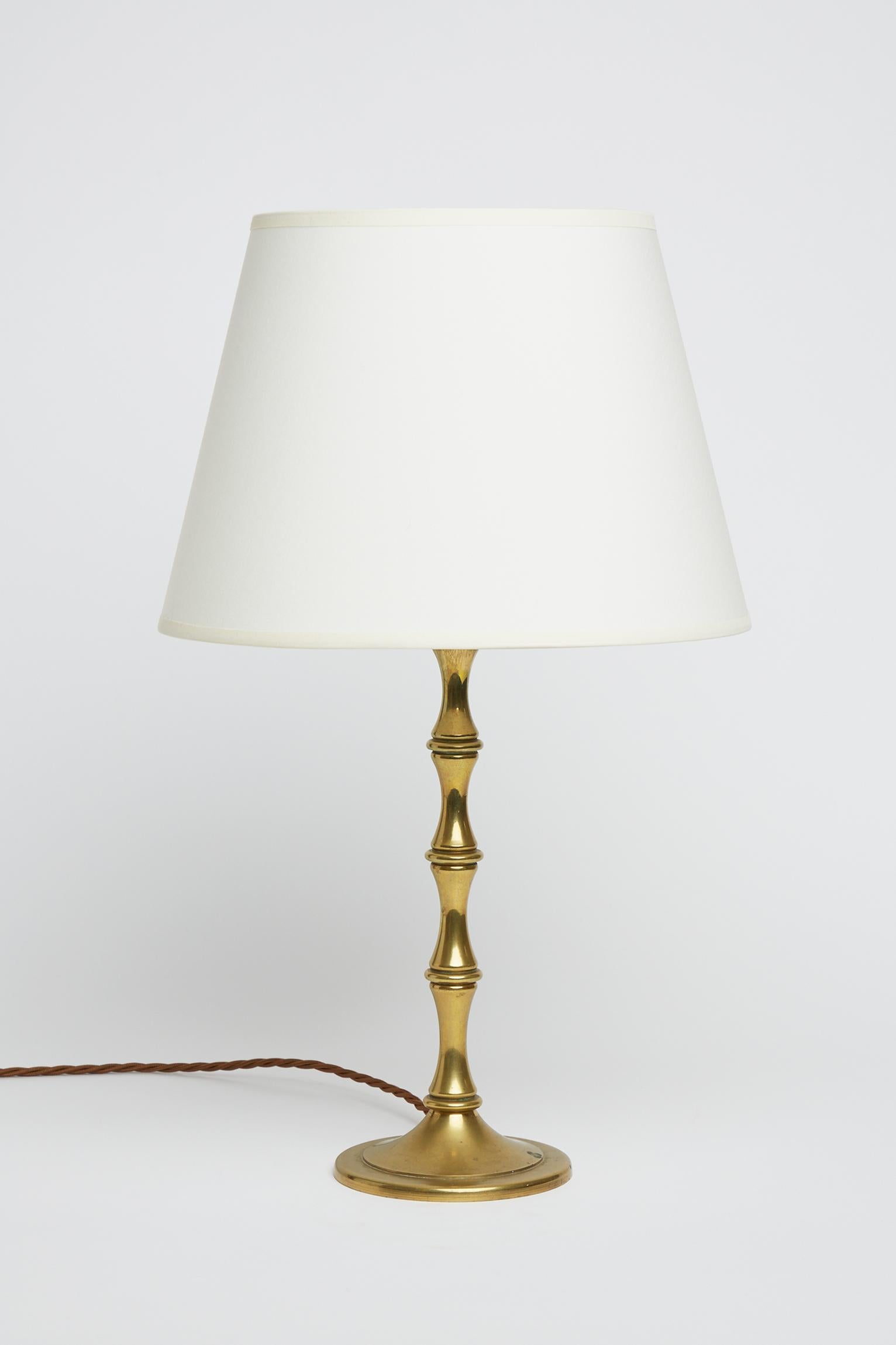 A brass stylised bamboo table lamp.
France, third quarter of the 20th century.
Measures: With the shade: 50 cm high by 34 cm diameter.
Lamp base only: 34 cm high by 12.5 cm diameter.