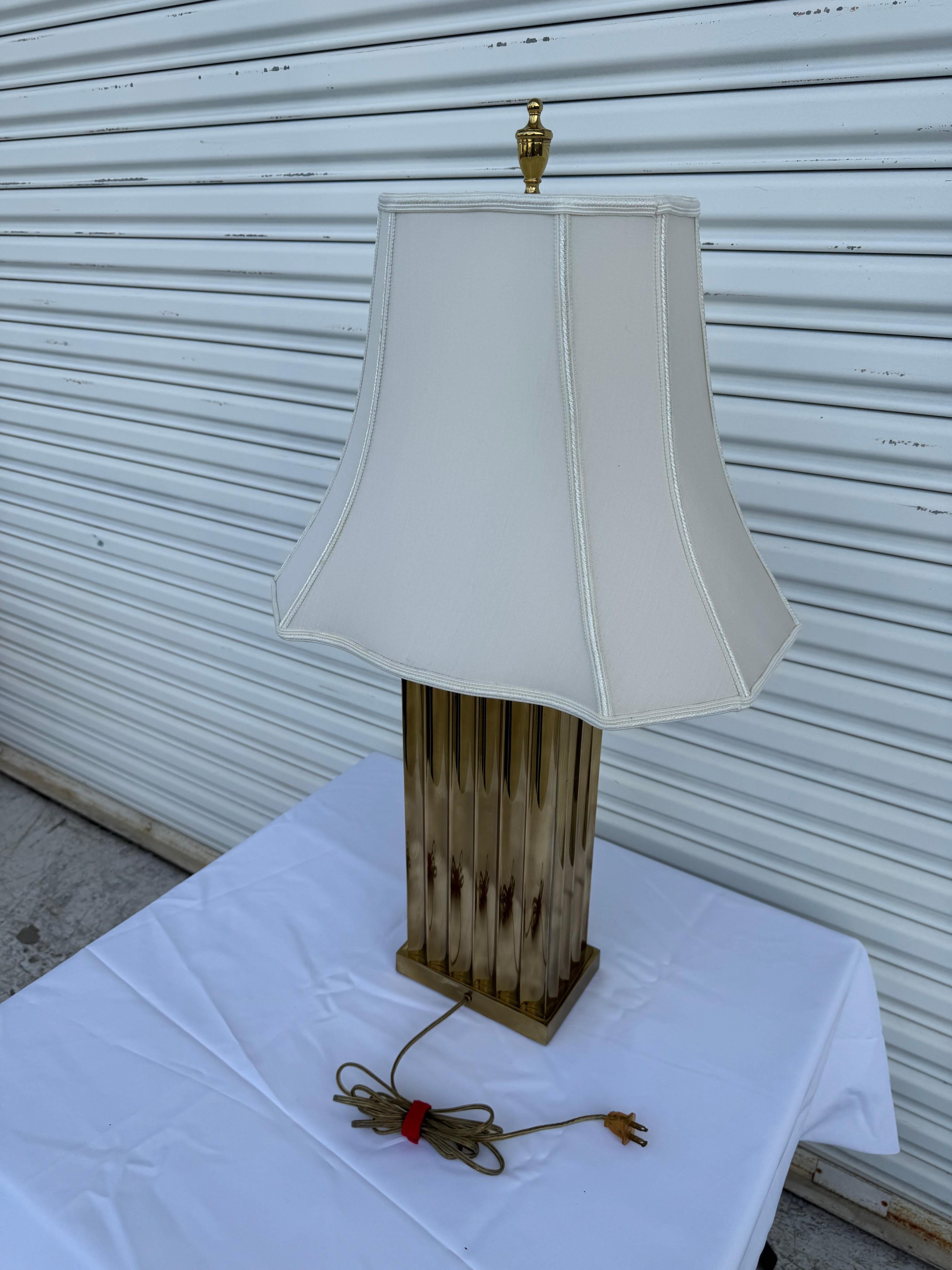 Il s'agit d'une belle lampe de table de style milieu de siècle.
L'abat-jour et l'embout sont d'origine.