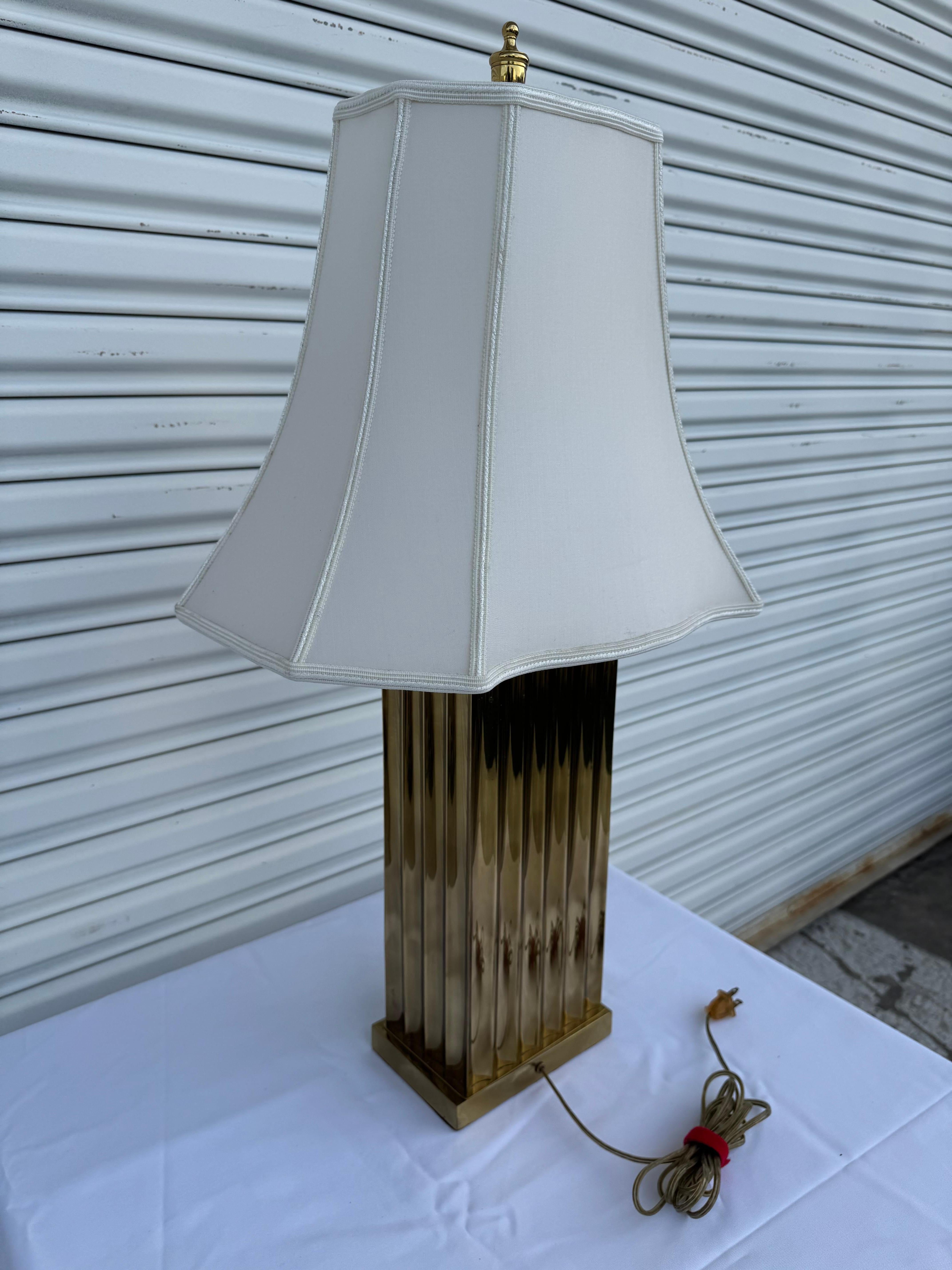Mid-Century Modern Lampe de table en laiton du milieu du siècle en vente