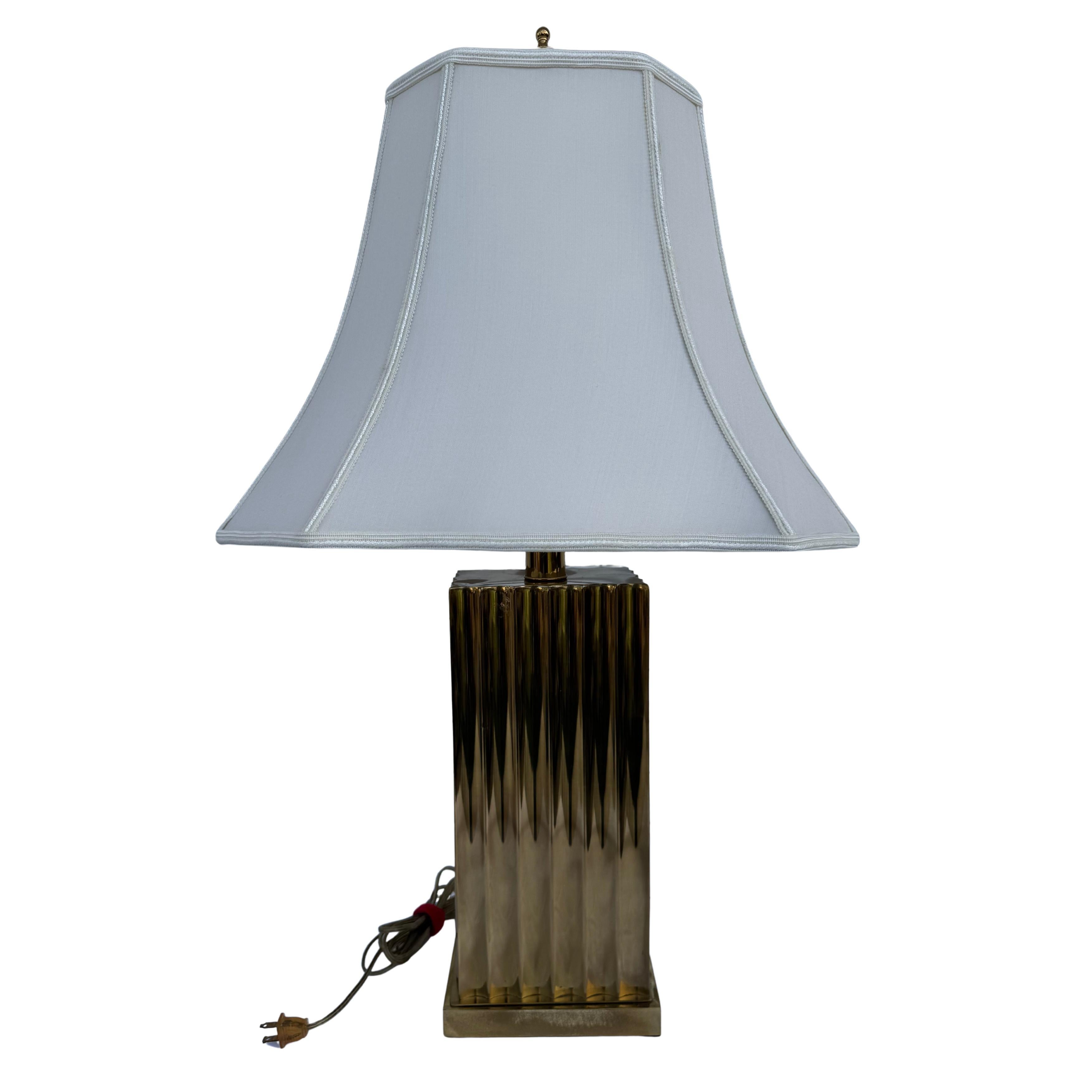 Lampe de table en laiton du milieu du siècle en vente