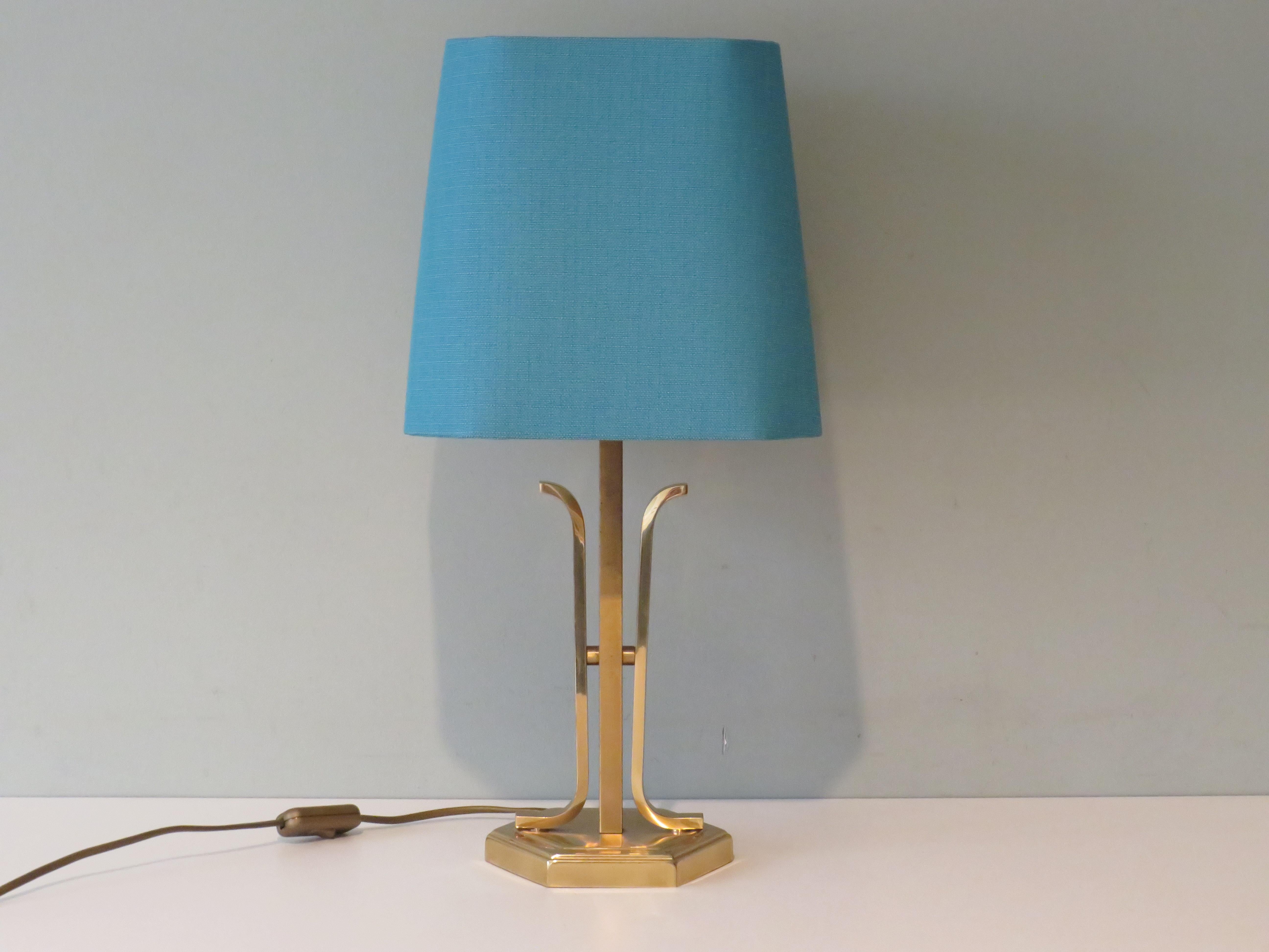 Stylish hexagonal brass lamp base with custom rounded octagonal lampshade in green-blue fabric. The lamp is equipped with 1 E 27 fitting and a gold-colored cord with gold-colored on and off button and plug.
Dimensions: total: Height 52.5 cm,