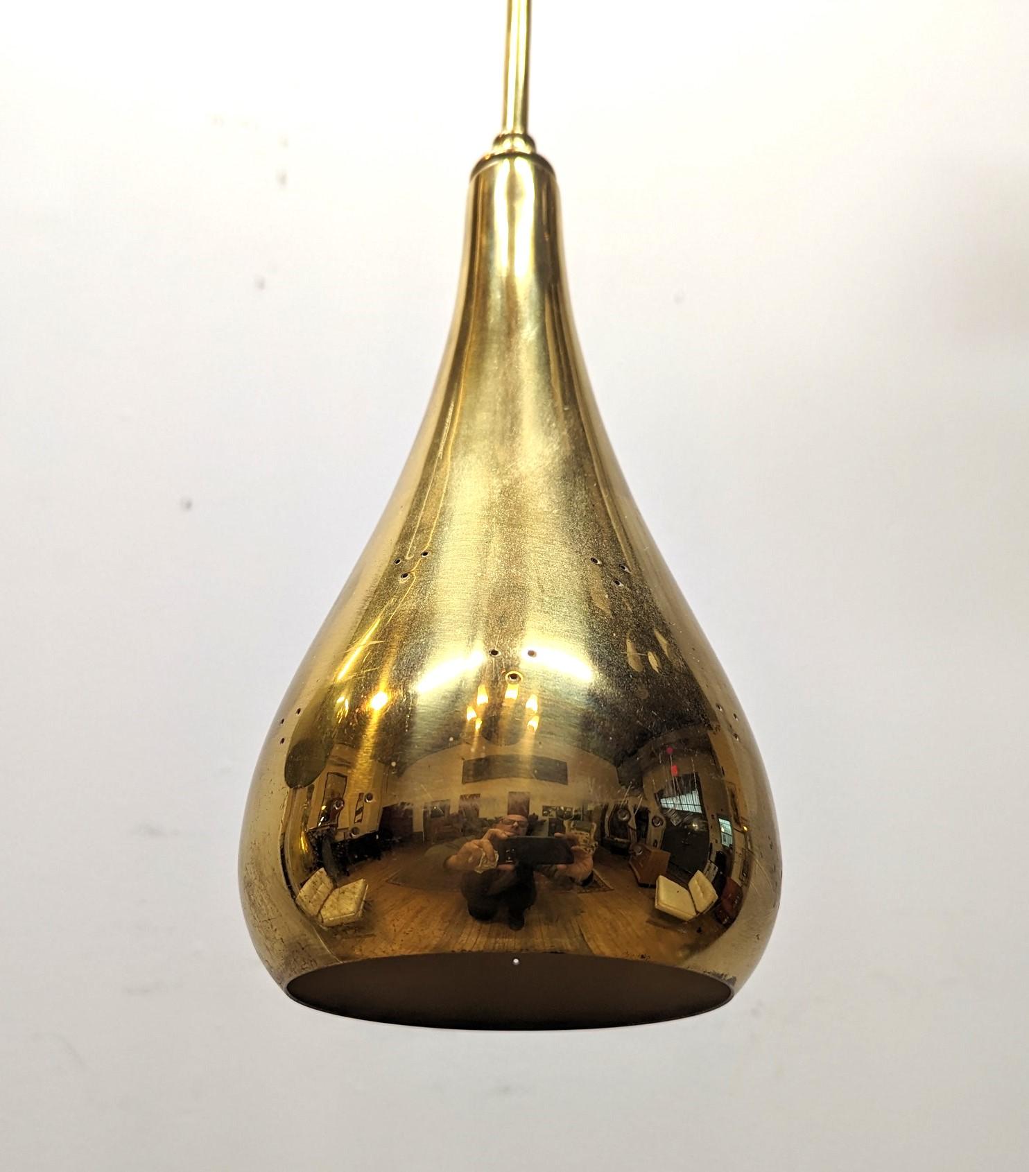 Mid Century Brass Tear Drop Pendants attributed Paavo Tynell for Lightolier In Good Condition For Sale In New York, NY